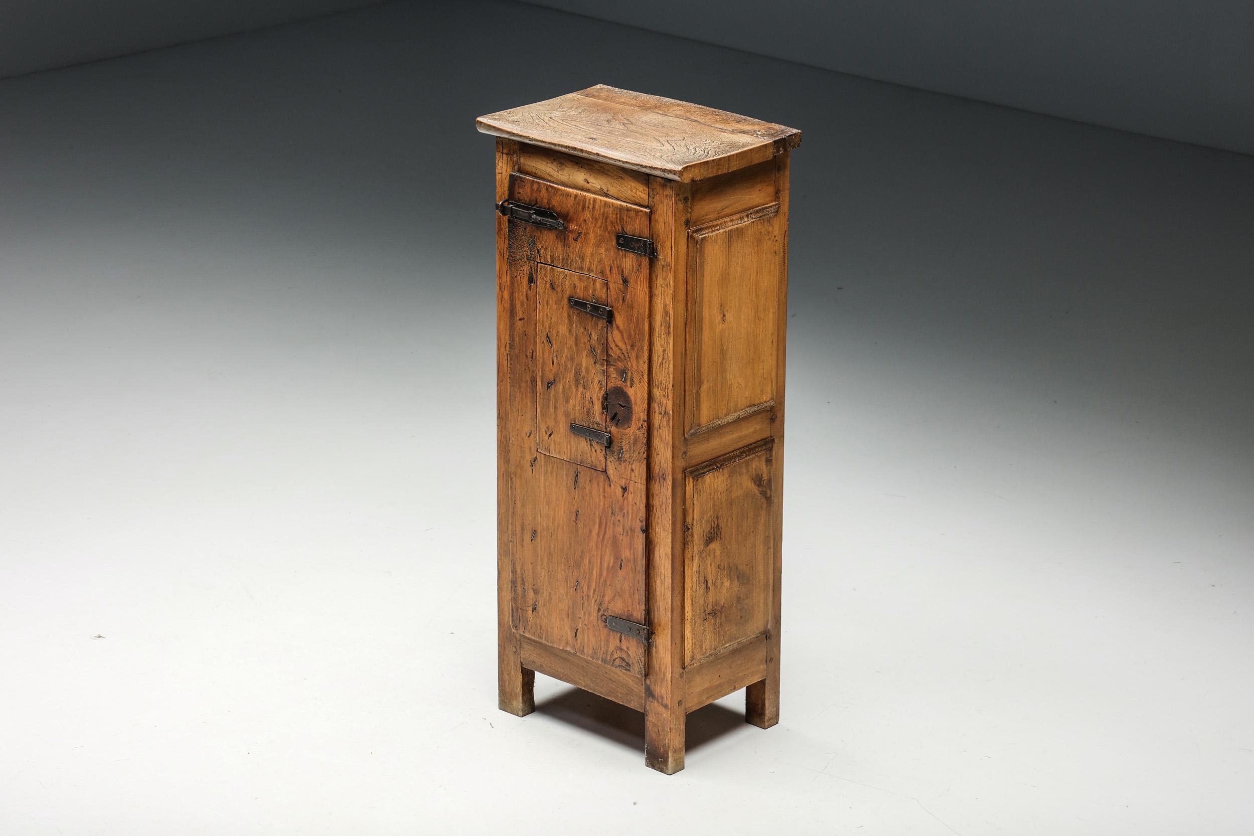 Robust-Schrank, Confiturier, Kunsthandwerkliches Massivholz, französische Handwerkskunst, um 1900 im Angebot 1
