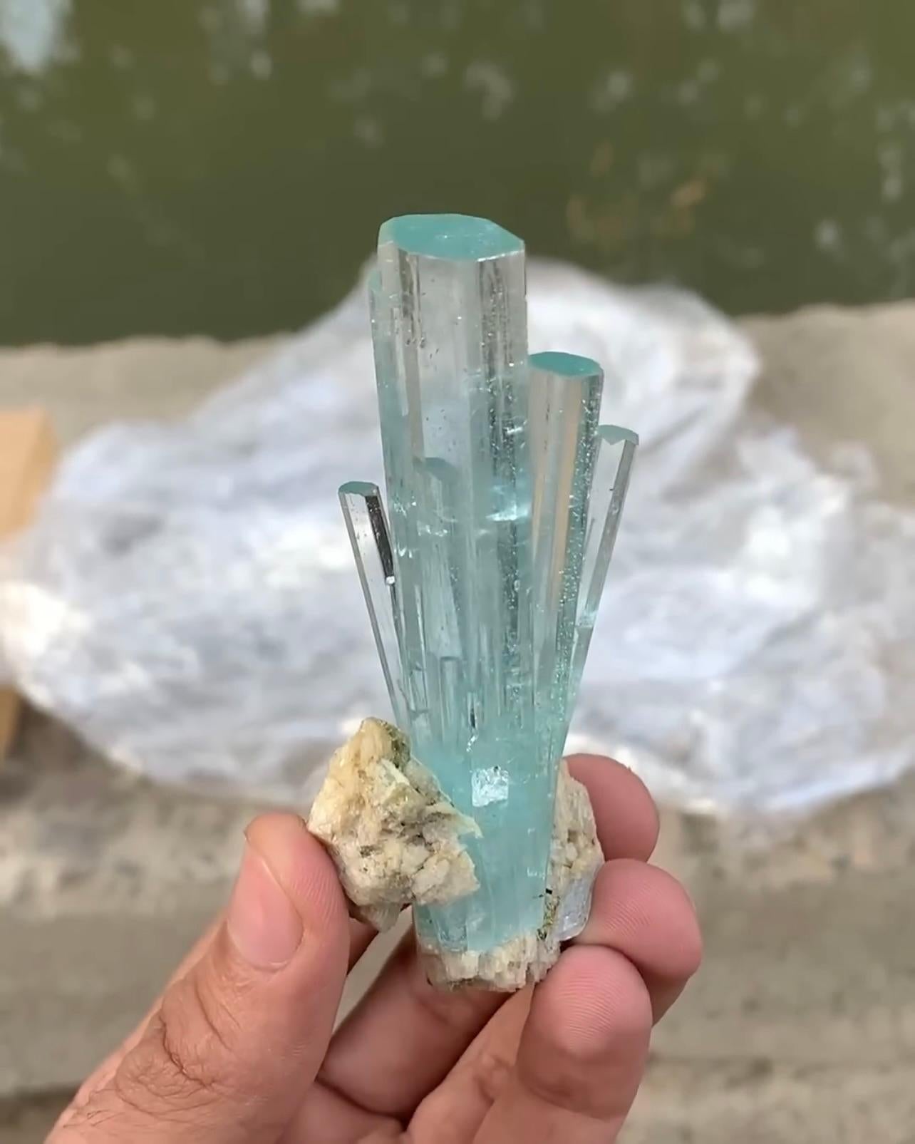 Poudrier d'aigue-marine et cristaux sur matrice Albite du Pakistan Bon état - En vente à Peshawar, PK