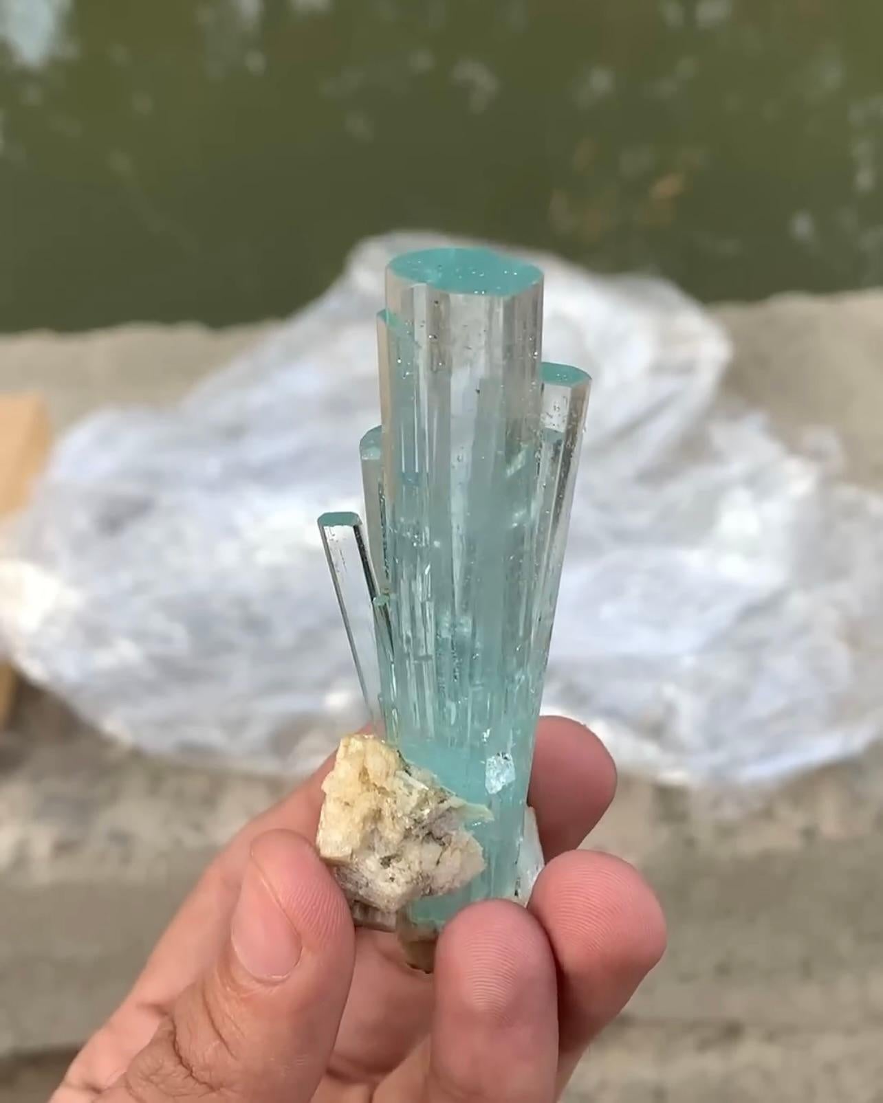 XXIe siècle et contemporain Poudrier d'aigue-marine et cristaux sur matrice Albite du Pakistan en vente