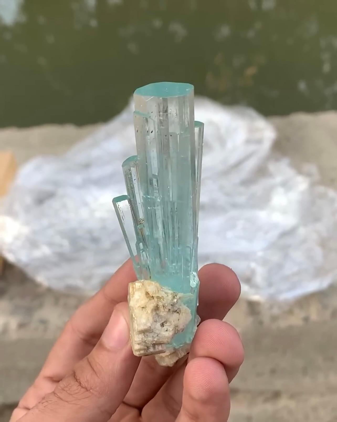 Autre Poudrier d'aigue-marine et cristaux sur matrice Albite du Pakistan en vente