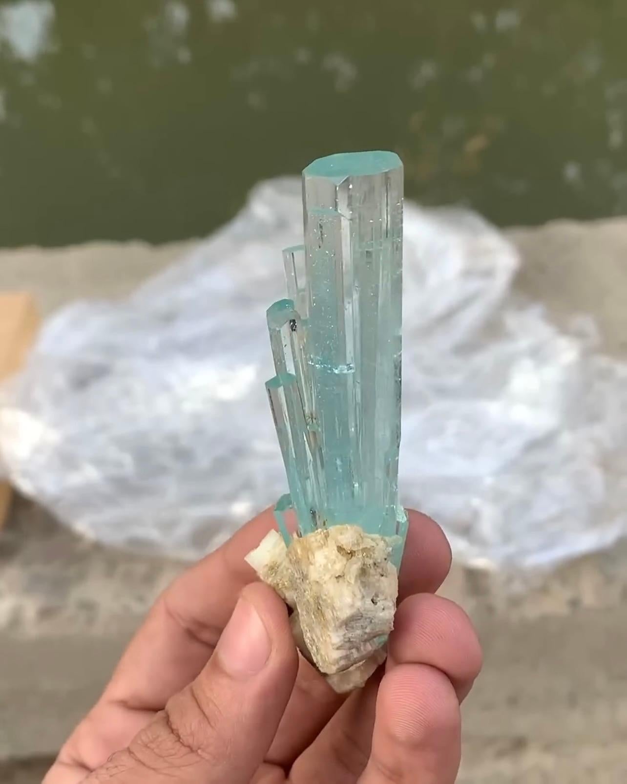 Poudrier d'aigue-marine et cristaux sur matrice Albite du Pakistan en vente 1