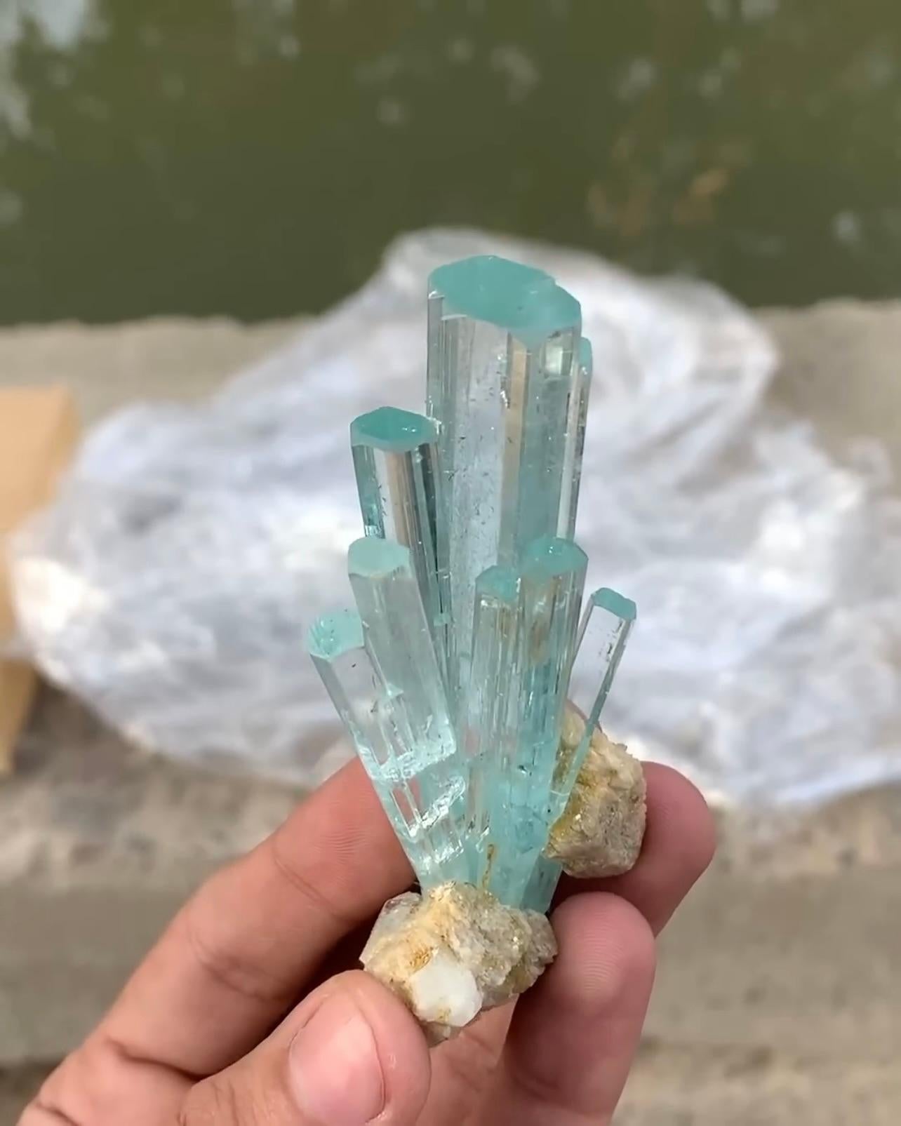 Poudrier d'aigue-marine et cristaux sur matrice Albite du Pakistan en vente 2