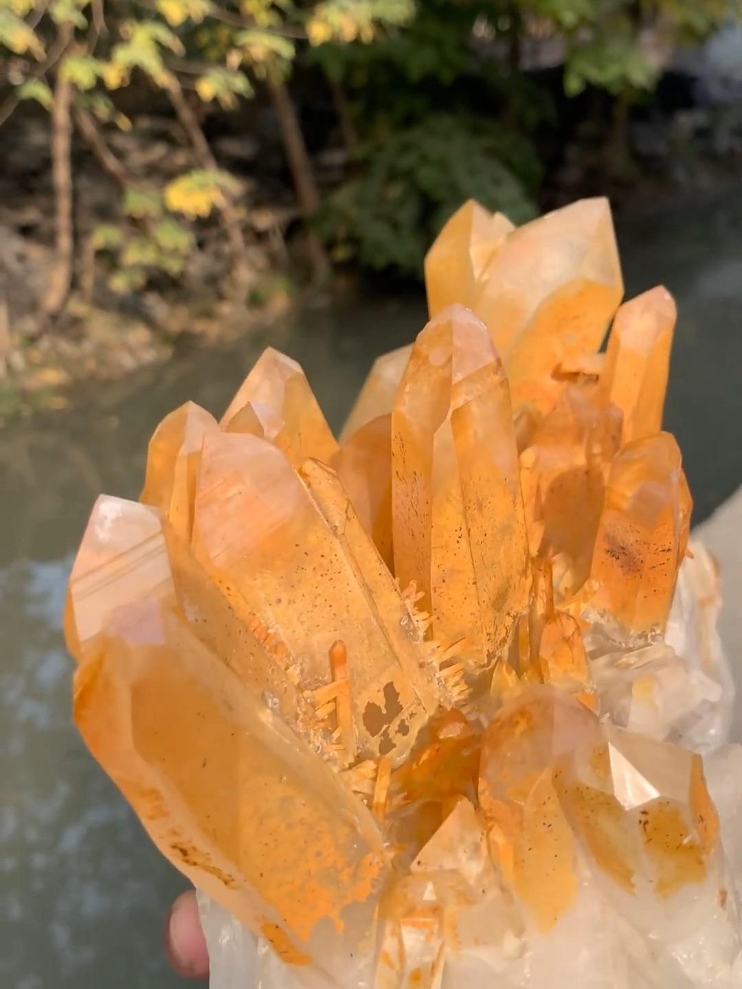 Robust Cluster aus länglichem Quarzkristall mit Eisen-Oxide-Beschichtung aus Pakistan im Zustand „Neu“ im Angebot in Bangkok, TH