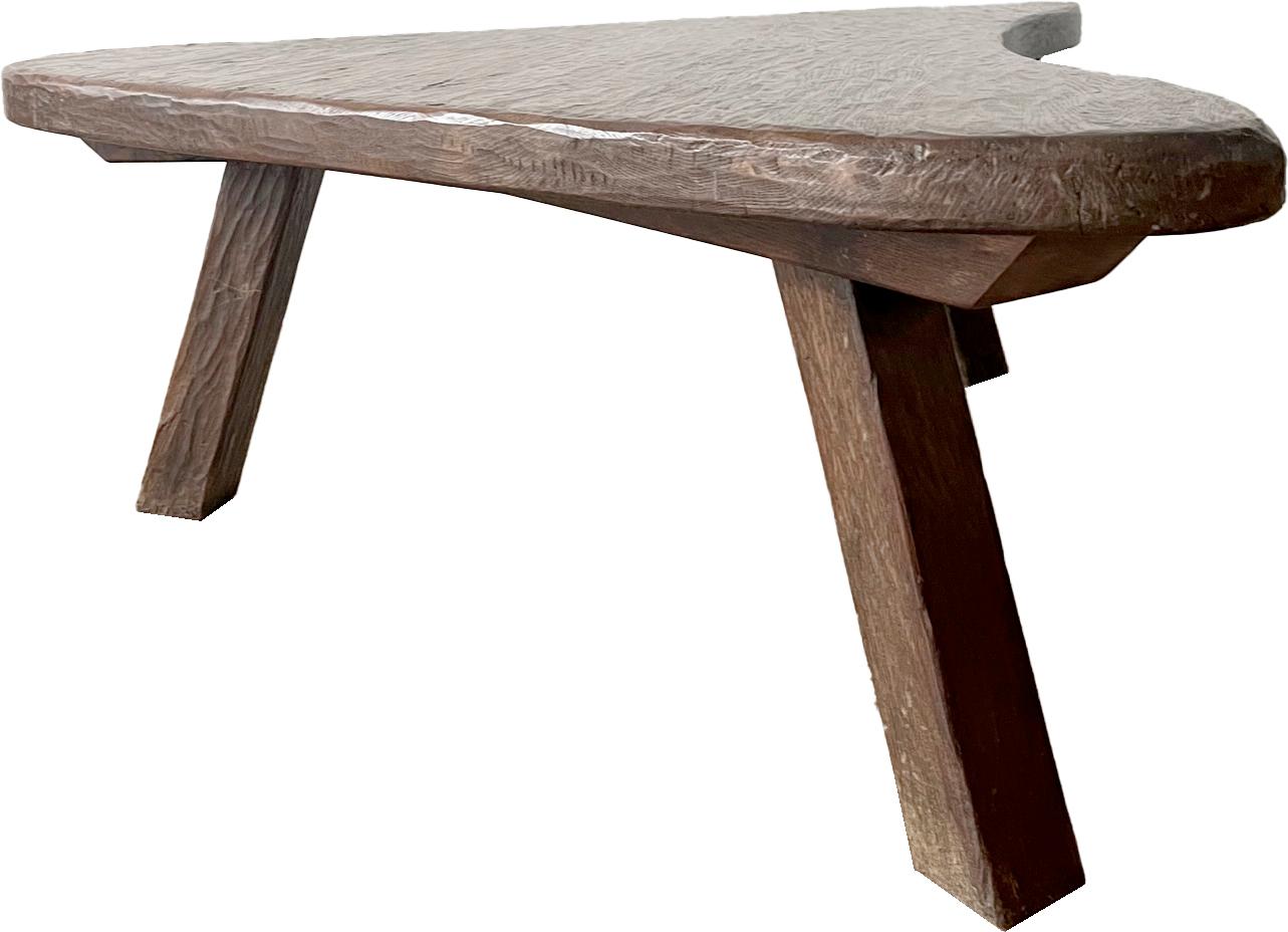 Der Couchtisch im brutalistischen Stil aus Massivholz ist ein einzigartiges und auffälliges Möbelstück. Die gemeißelte Struktur verleiht dem Design Tiefe und Charakter und macht es zu einem Blickfang in jedem Raum.

Die dreieckige Platte, die an