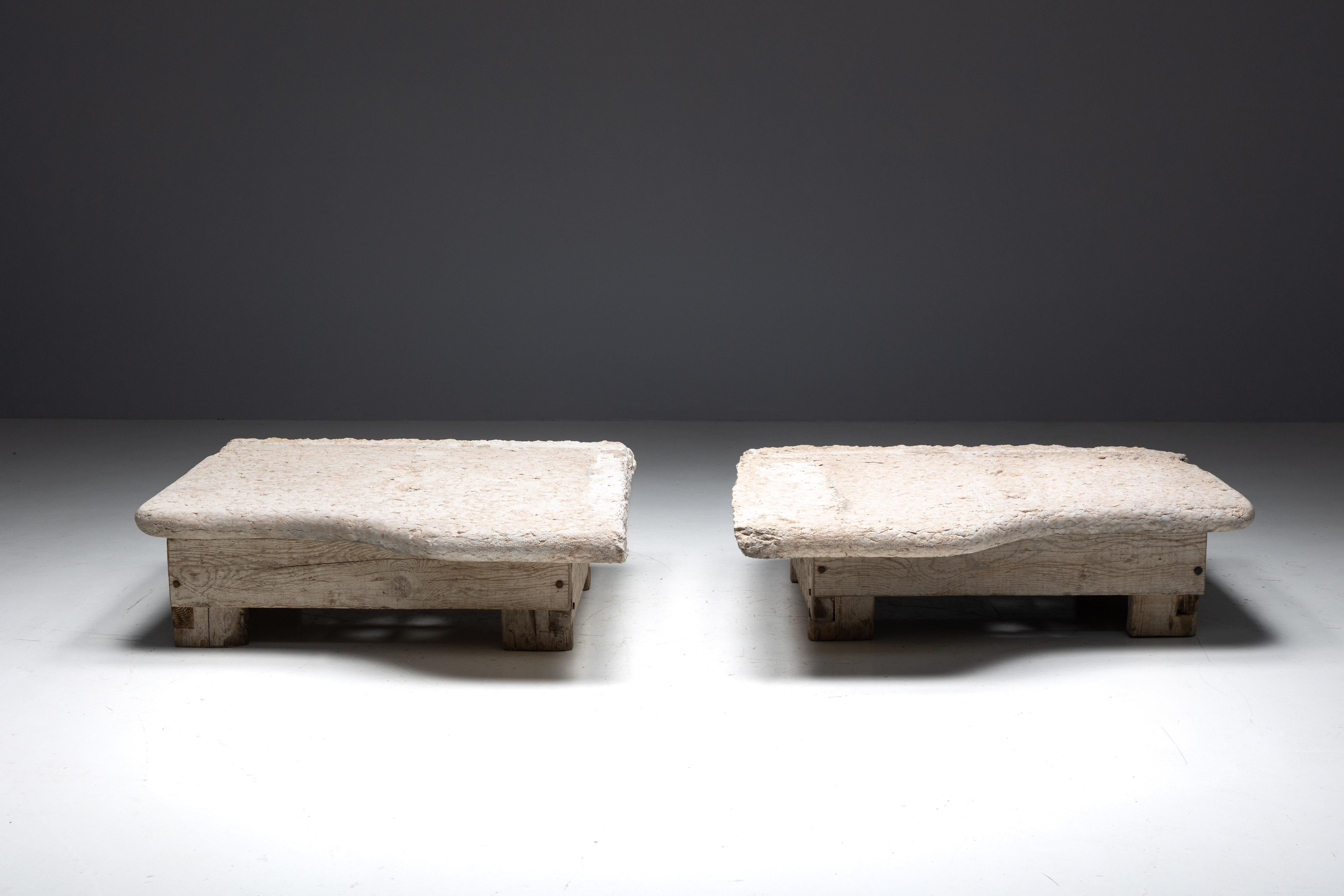 Tables basses robustes fabriquées à partir d'une base en bois solide et ornées d'un luxueux plateau en pierre de Rosso Verona. Ces tables sont aussi robustes que belles, conçues pour mettre en valeur vos livres préférés, votre décoration ou vos
