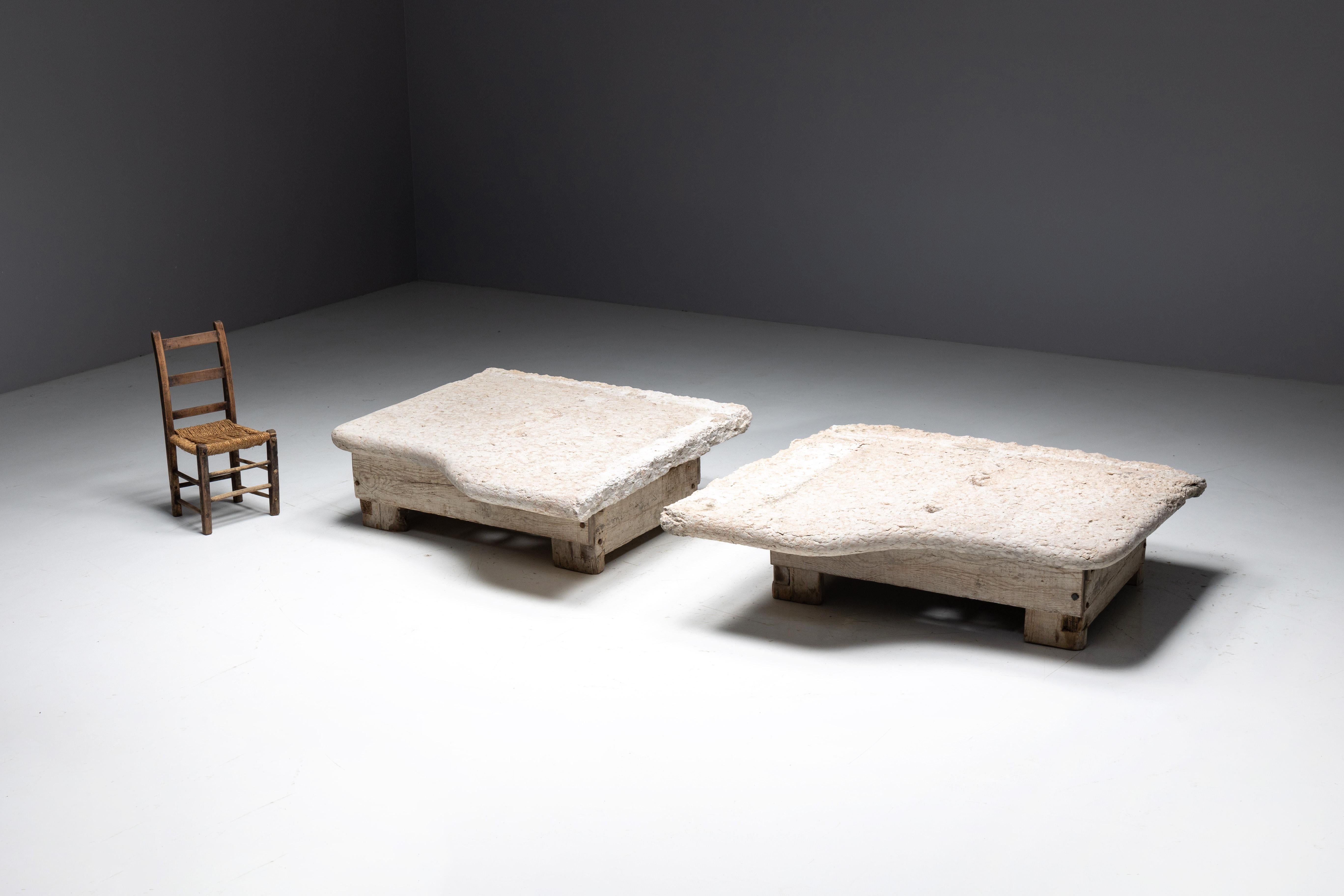 Tables basses robustes en pierre de ferme, Italie, XIXe siècle Bon état - En vente à Antwerp, BE