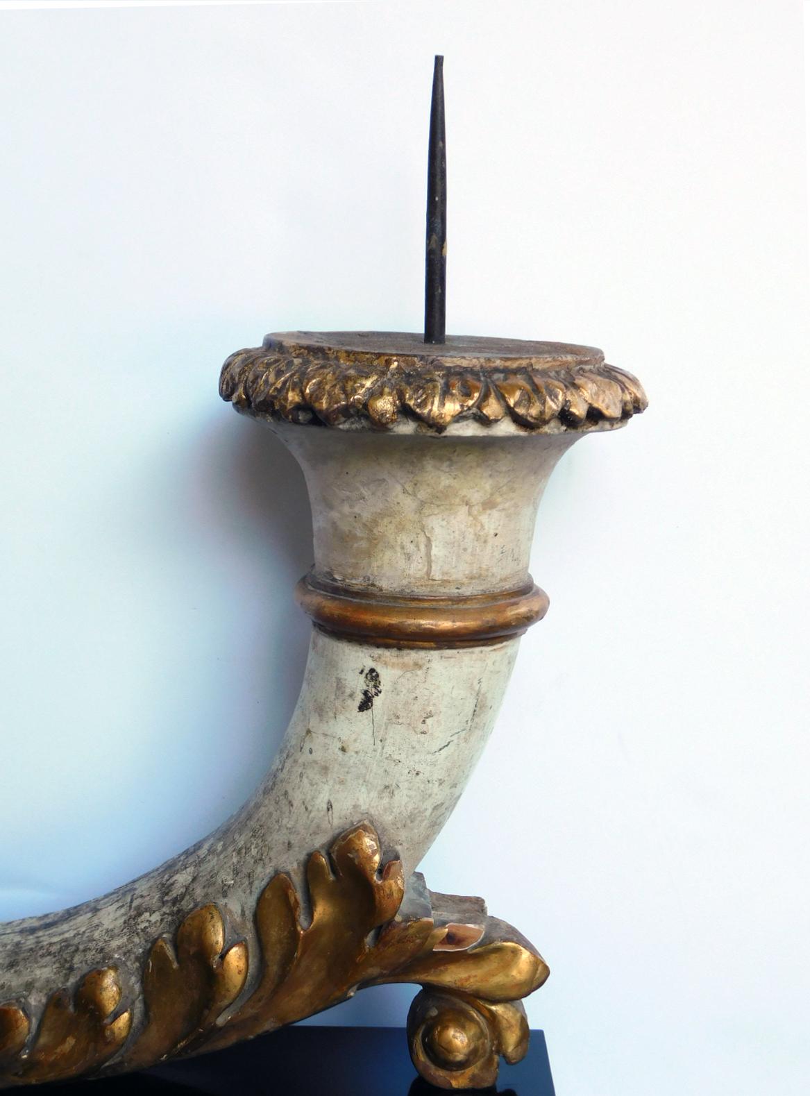 A forma di cornucopia con portacandele svasato che si assottiglia fino all'estremità a volute; ornato con fiori e foglie d'acanto su un basamento in legno ebanizzato più tardi; ex collezione di Michael Taylor, San Francisco.