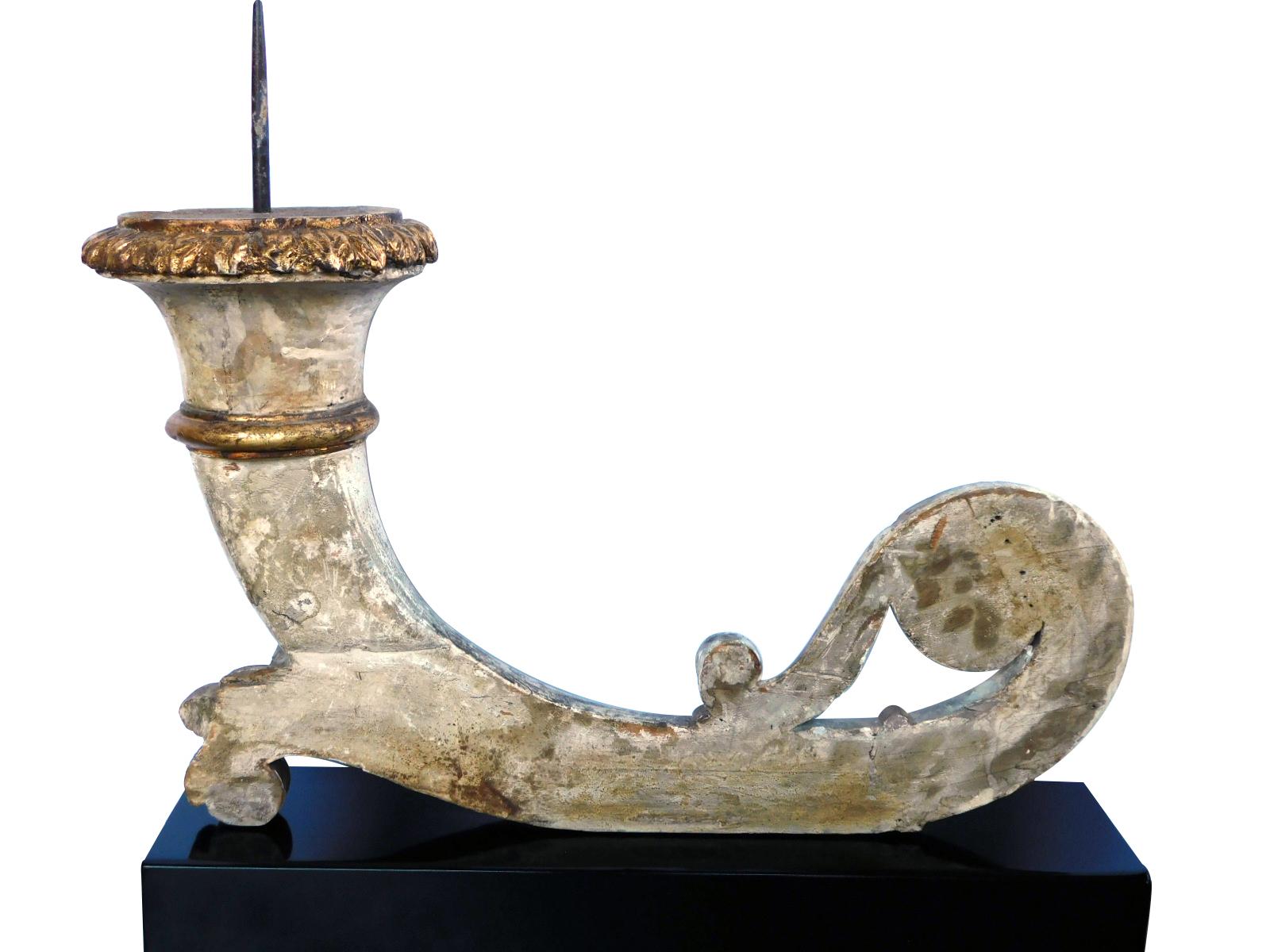 Italiano Robusto portacandele italiano neoclassico dipinto d'avorio e dorato a parcella in vendita