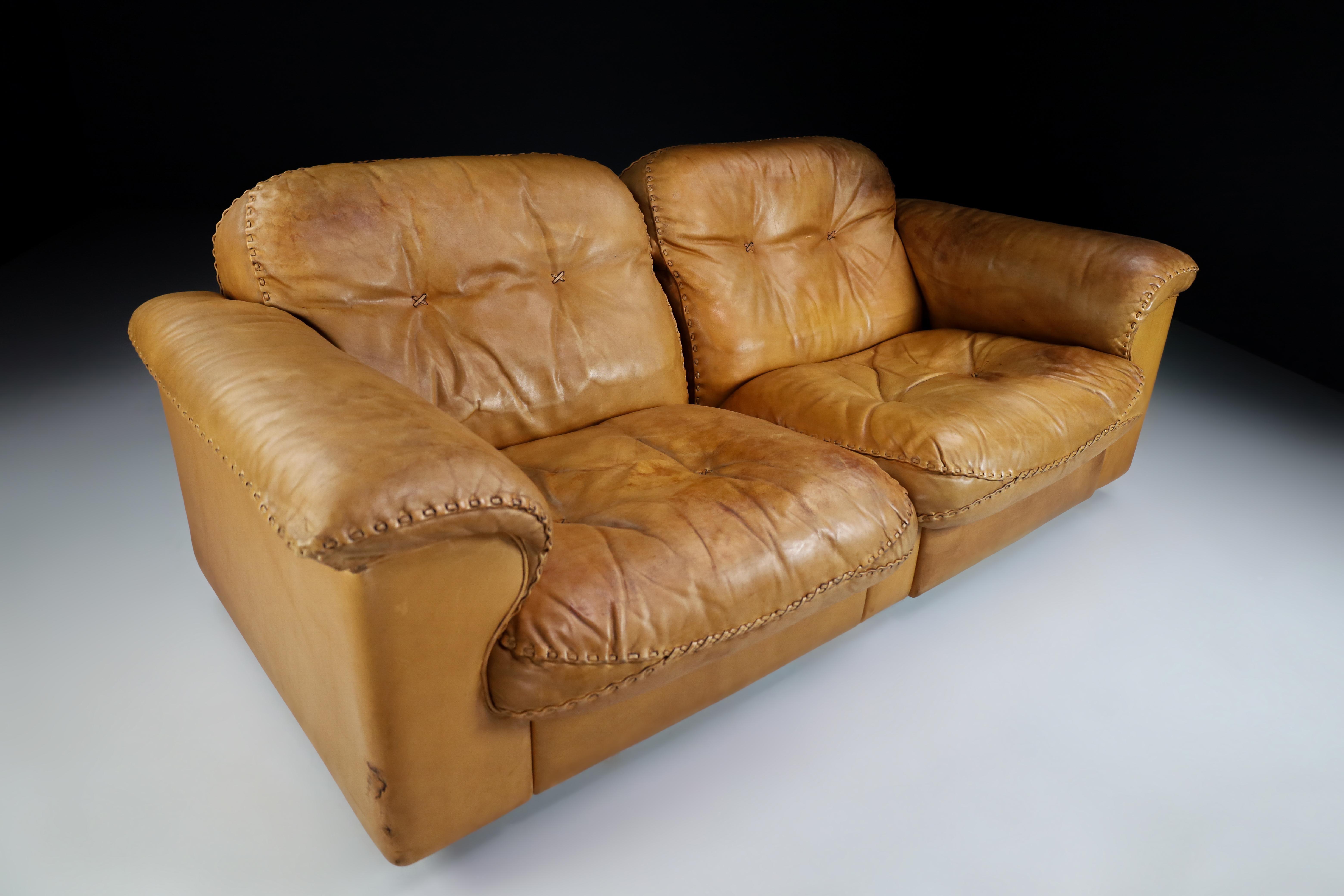 Robust Patinated leather De Sede DS-101 two-seater sofa, Zwitserland 1960s

Robust Patinated leather De Sede DS-101 two-seater sofa. Outstanding comfort with an extendable seat for much more lounge comfort and high-quality neck leather. The frame