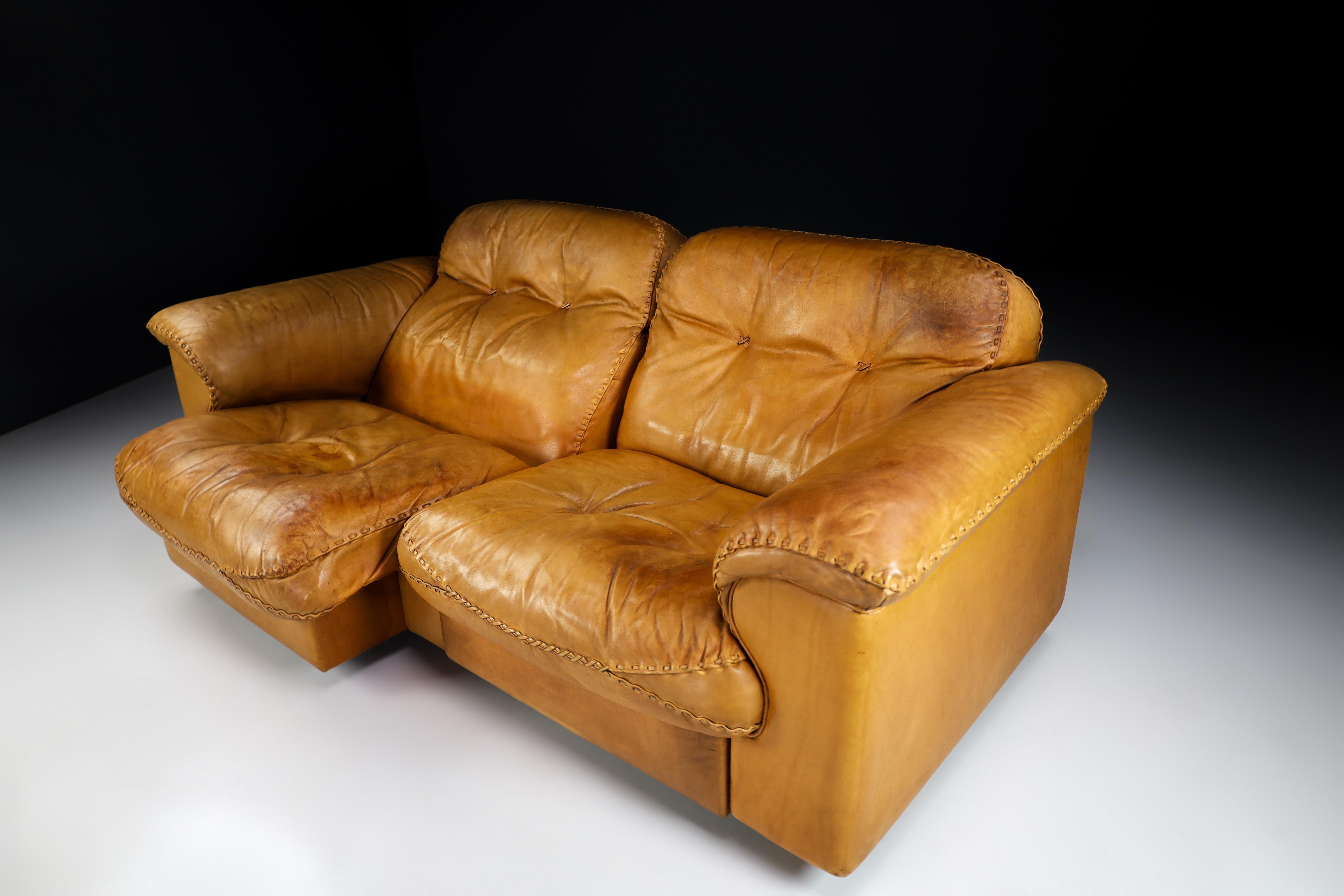 Robust Patinated Leather De Sede Ds-101 Two-Seater Sofa, Zwitserland 1960s In Good Condition In Almelo, NL