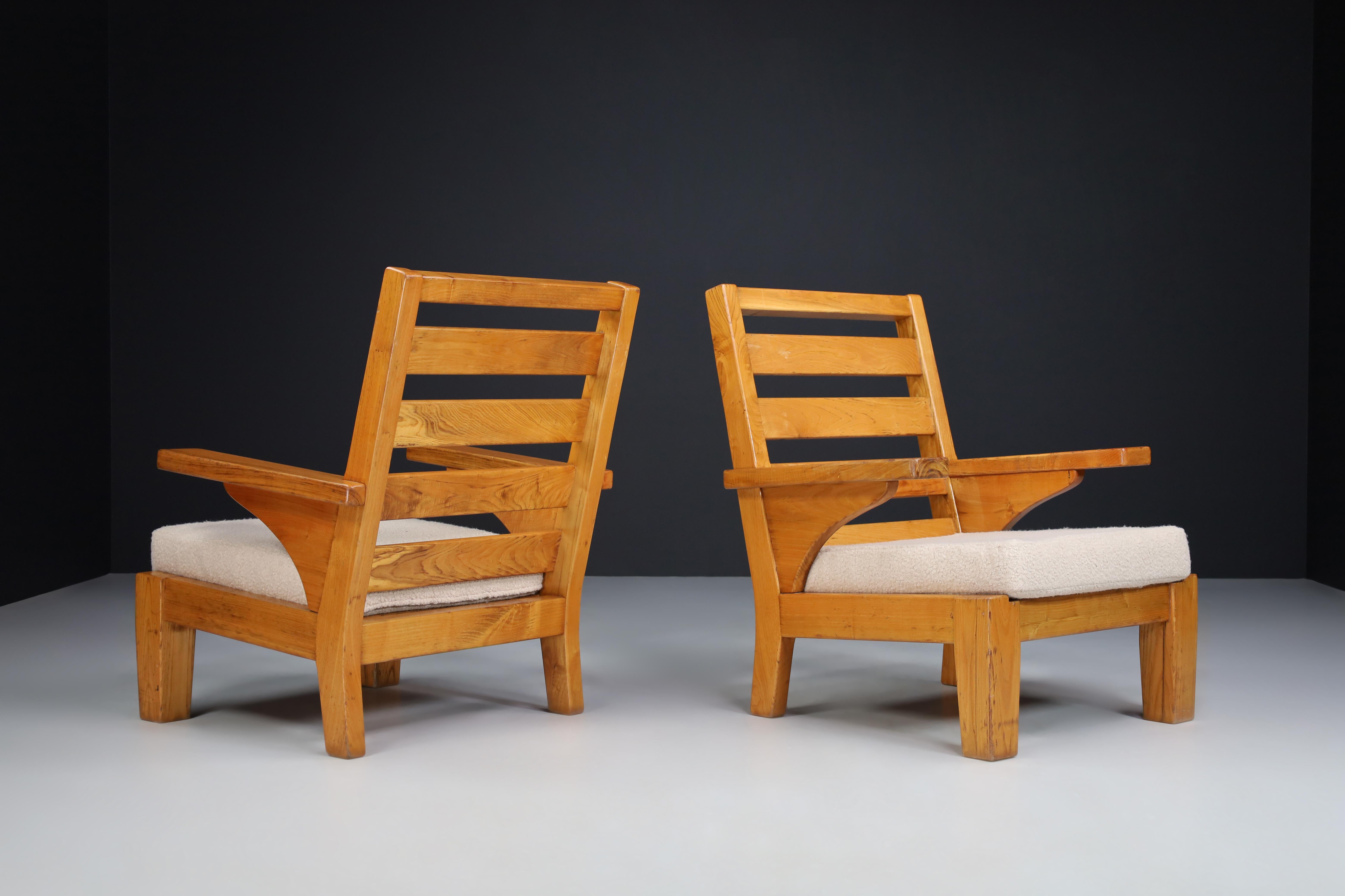 Chaises longues en pin patiné et tissu teddy, Espagne années 1960

Paire robuste de deux chaises de salon en bois de pin et tissu pelucheux retouché, conçue et fabriquée en Espagne dans les années 1960. Ces deux fauteuils constitueraient un ajout