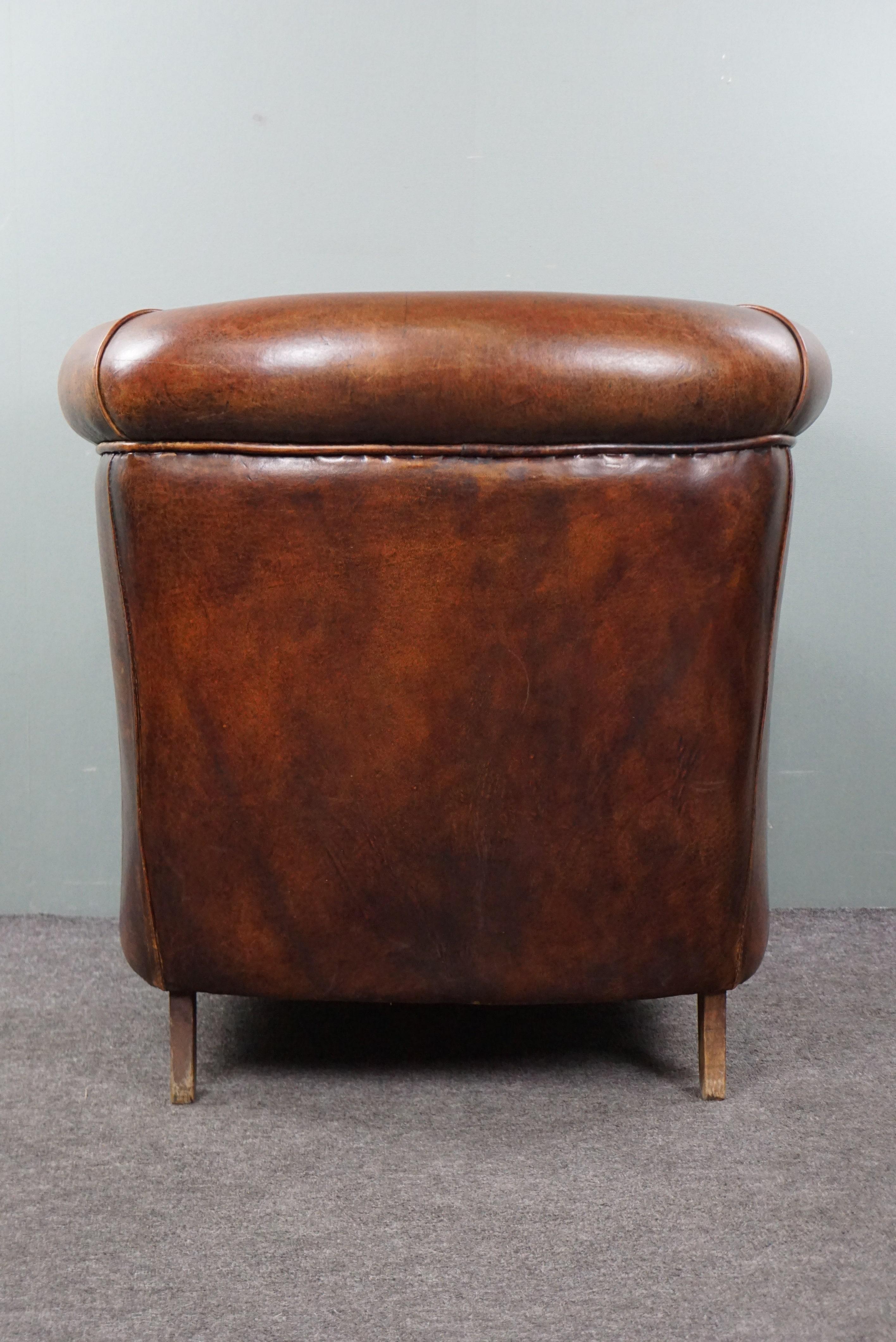 Robust sheep leather club armchair finished with decorative studs In Good Condition For Sale In Harderwijk, NL