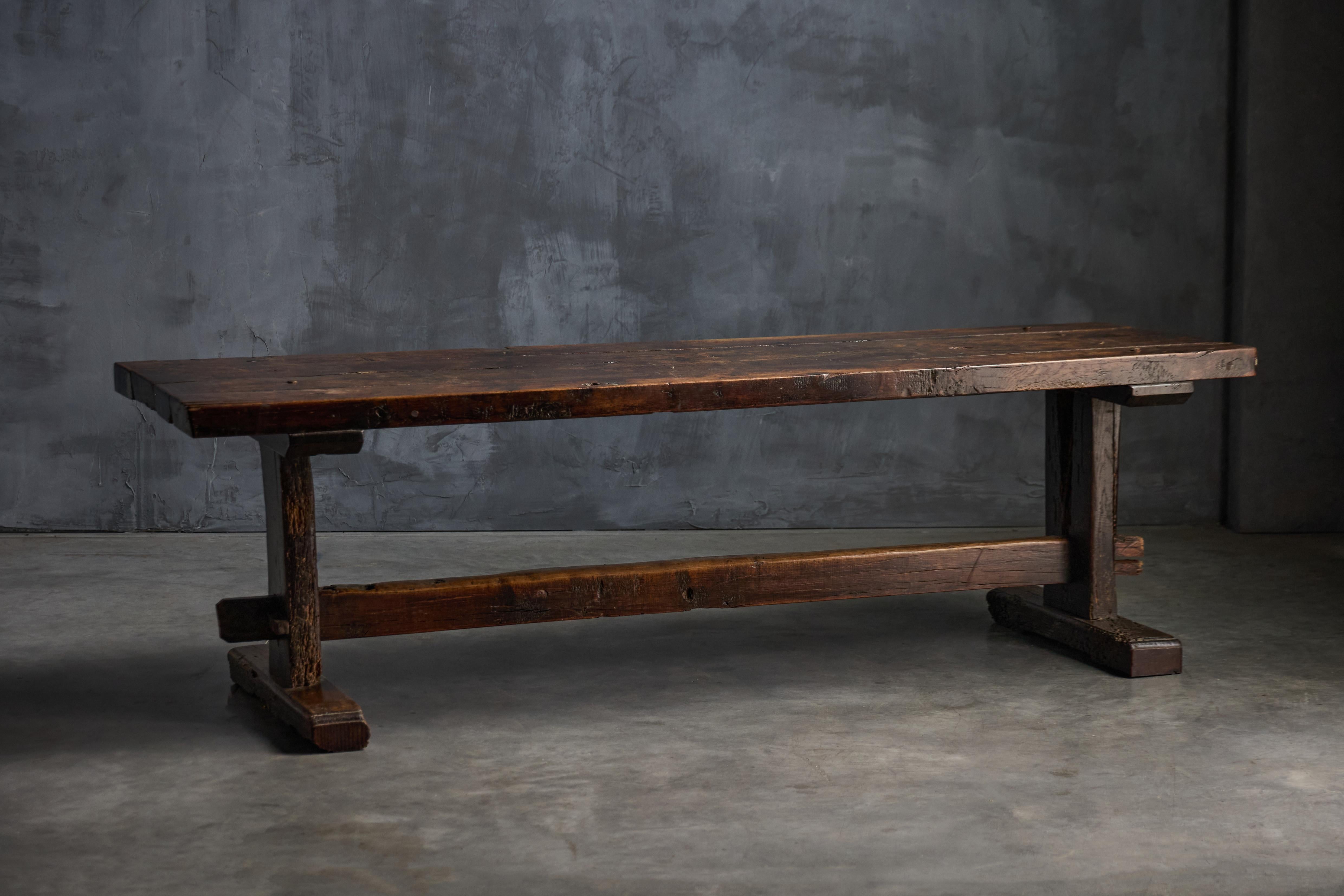 Table de ferme du XIXe siècle, témoignant de la robustesse et de la pérennité de l'artisanat qui caractérisent la France rurale. Avec sa construction solide et substantielle, cette table offre une surface polyvalente parfaite pour les repas et le