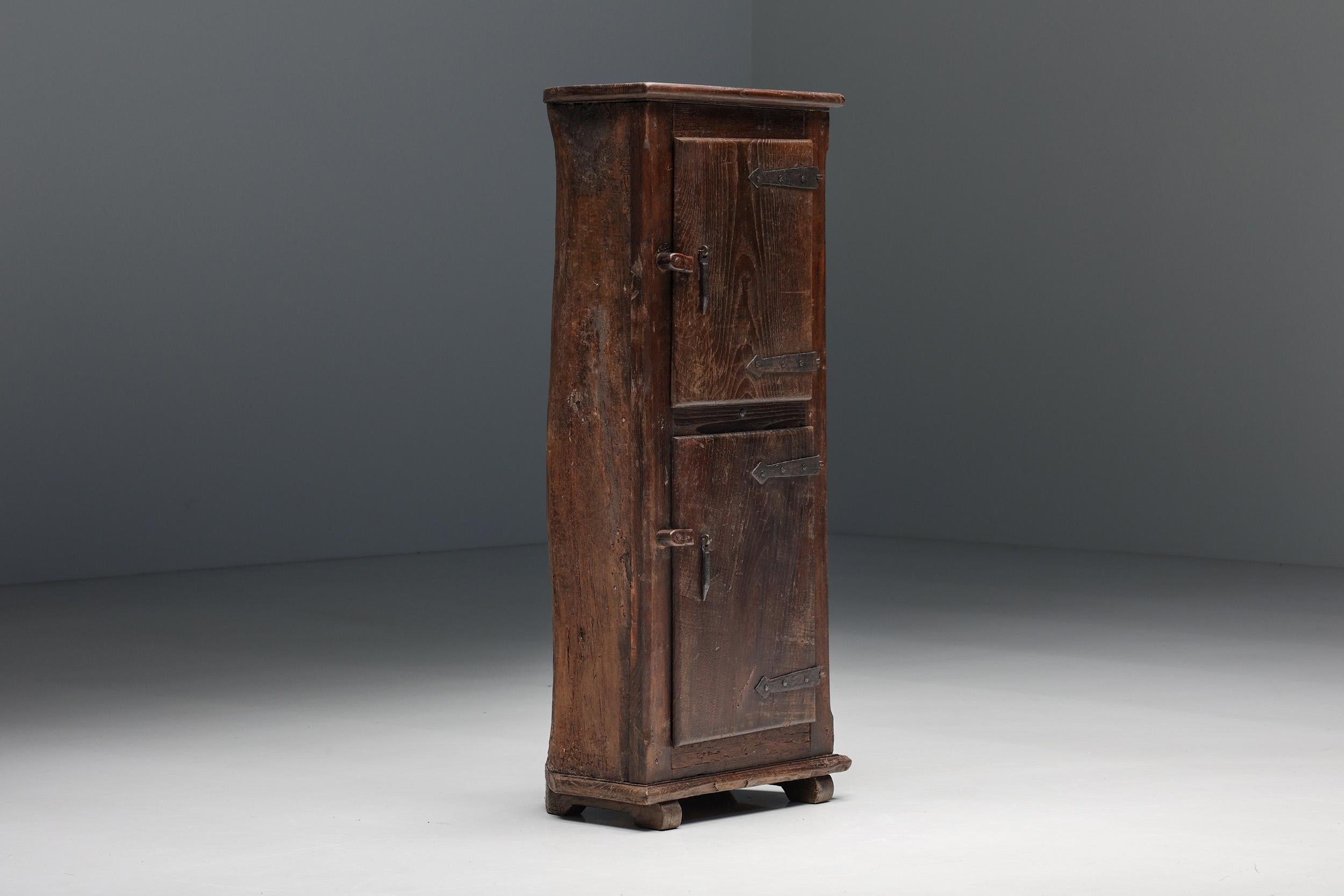 Art Populaire Folk Art Monoxylite Cupboard in Solid Chestnut, Early 20th Century In Good Condition In Antwerp, BE