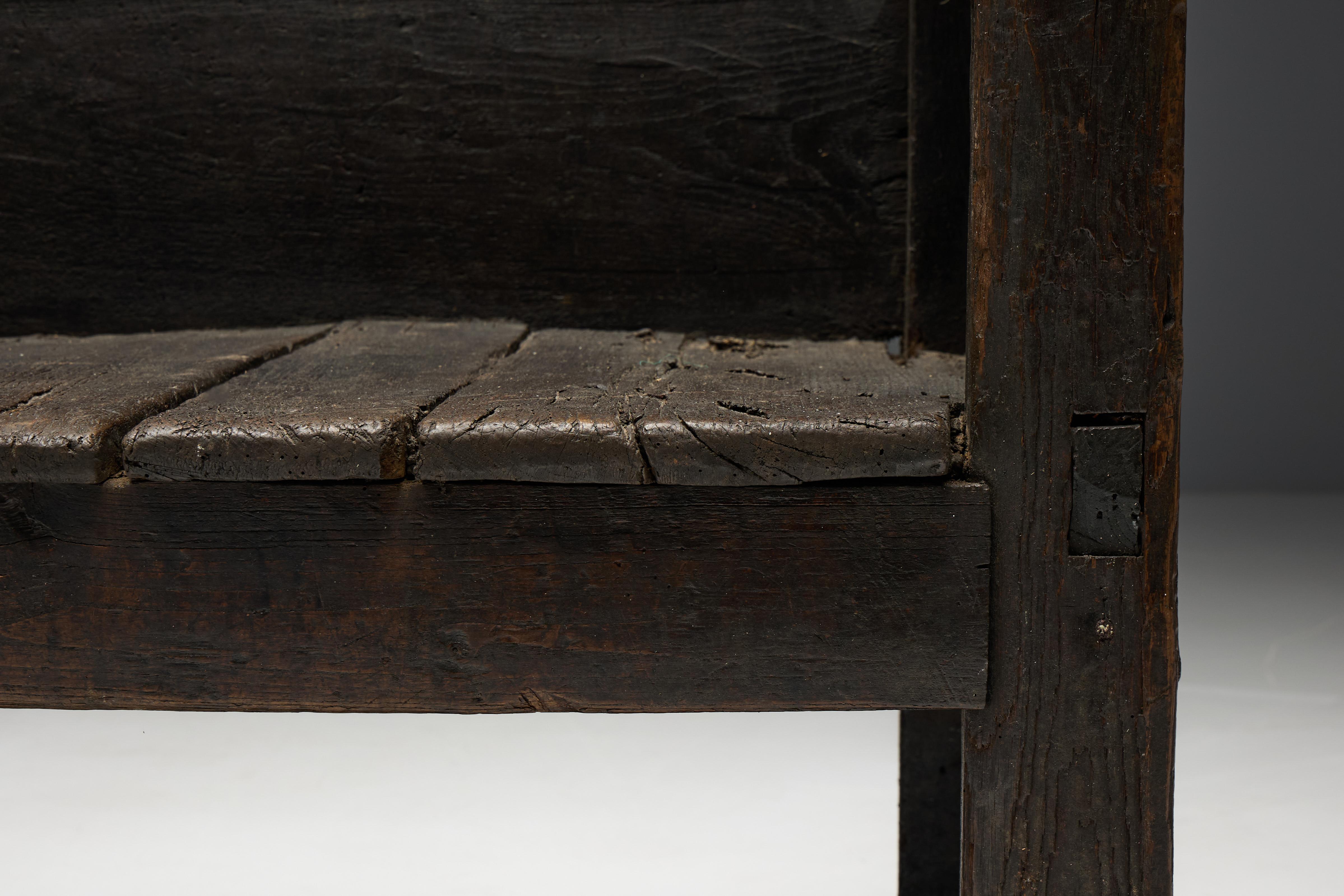 Banc Robust Wabi Sabi, France, 19ème siècle Excellent état - En vente à Antwerp, BE