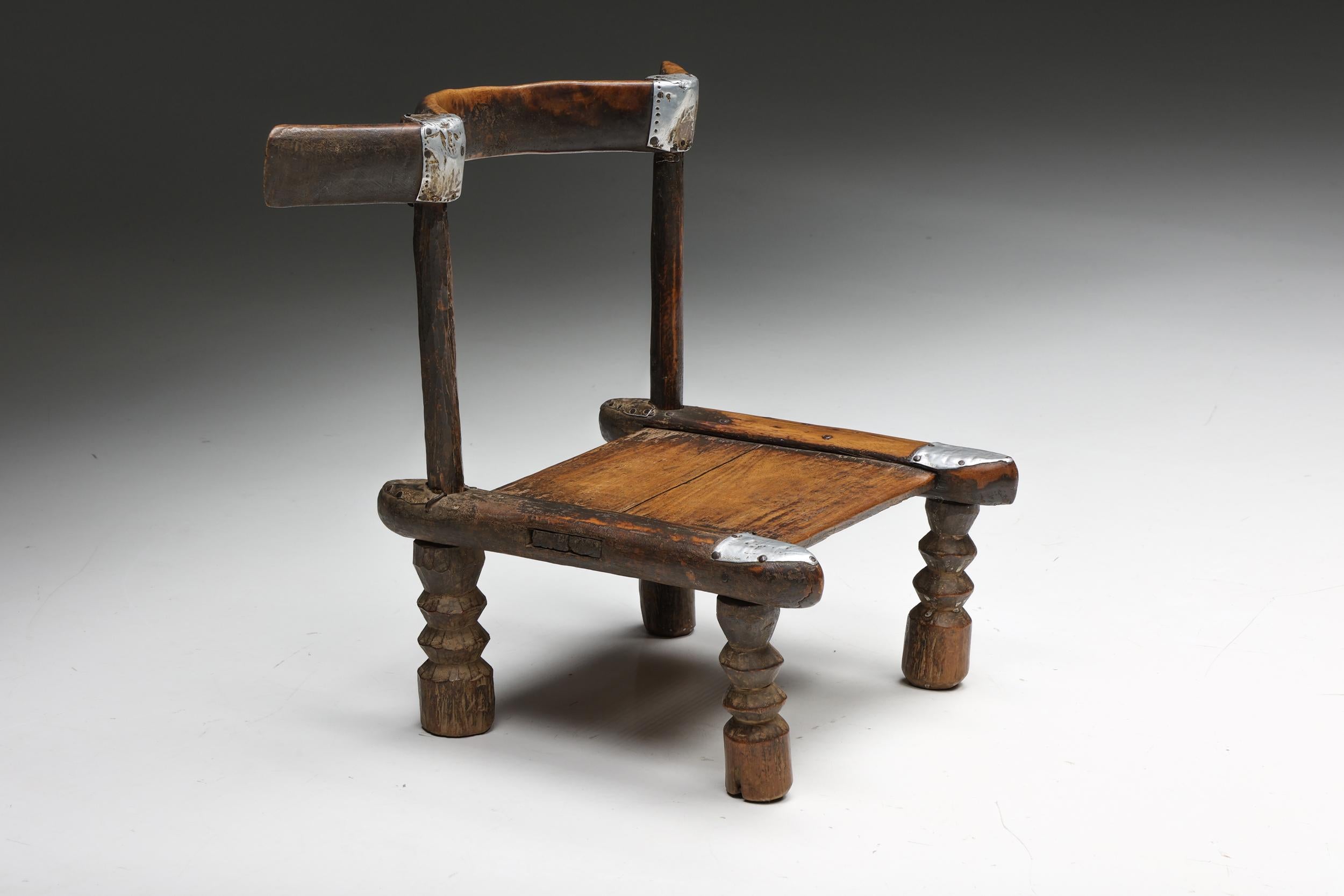 Französischer rustikaler Volkskunst-Holzstuhl, der die Essenz der Wabi-Sabi-Philosophie verkörpert. Dieses mit akribischer Kunstfertigkeit gefertigte Stück ist ein einzigartiger Ausdruck organischer Schönheit, der sich durch eine bemerkenswerte