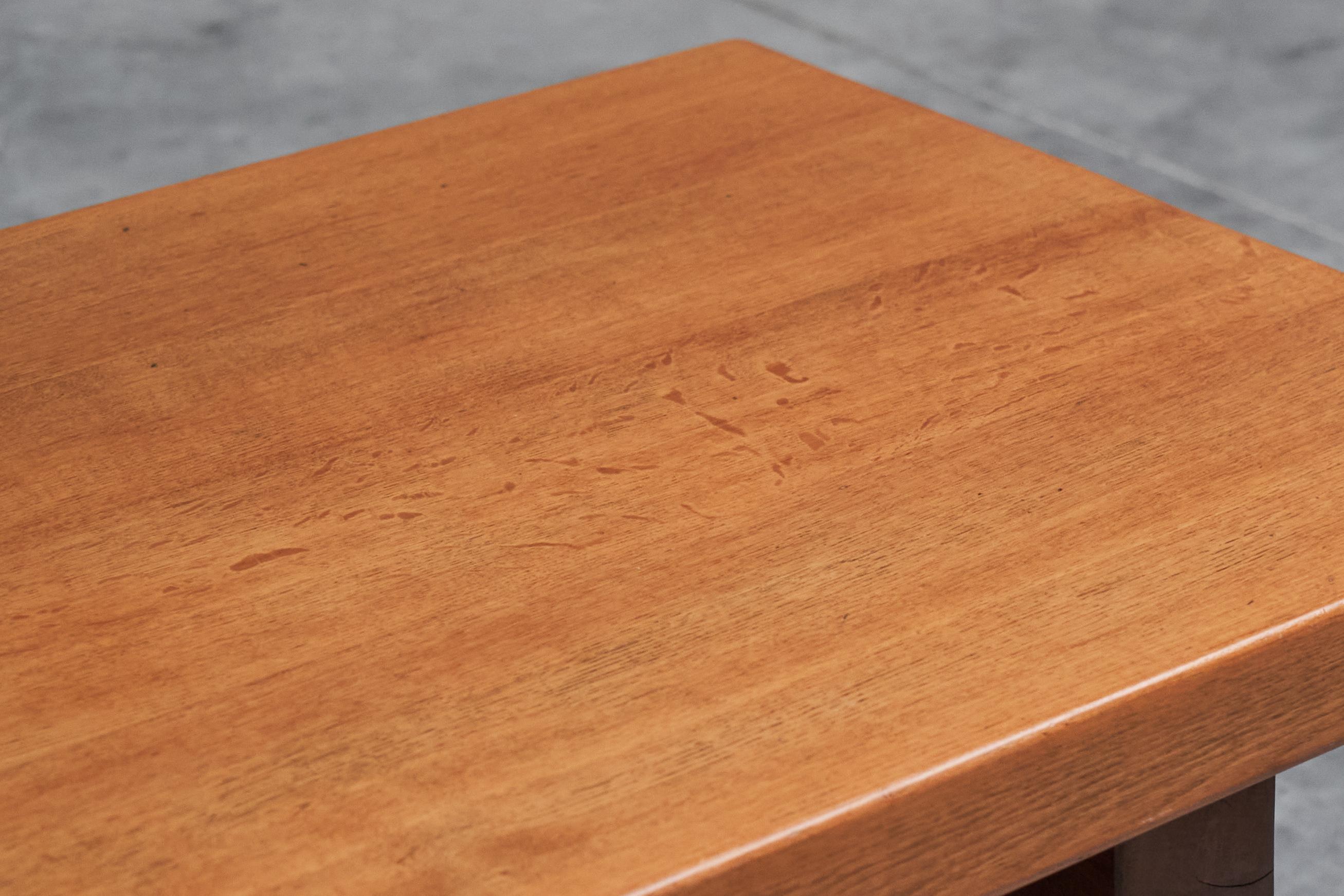Robusta Mesa de Centro Wabi Sabi de Madera Maciza Años 60 en venta 4