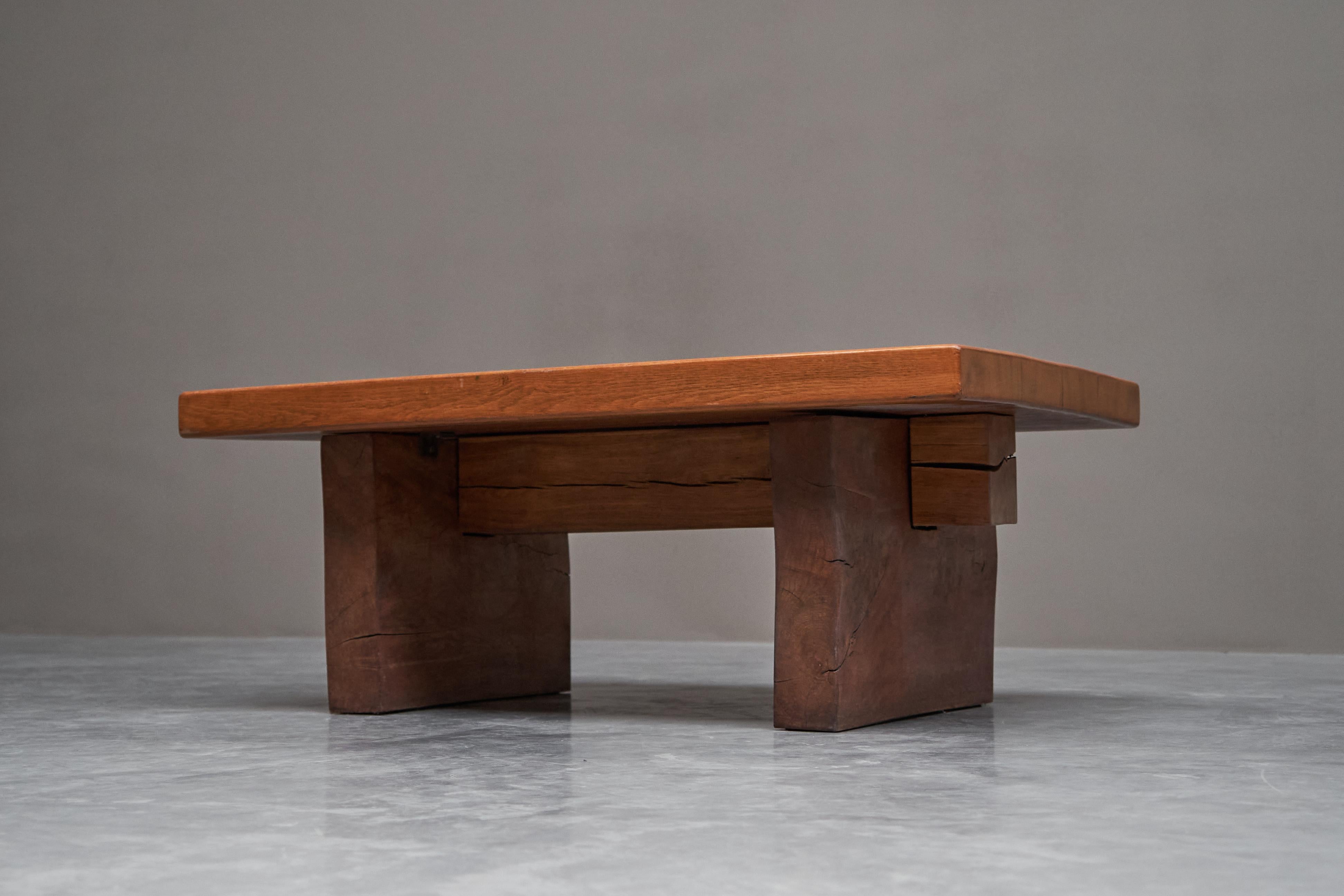 Robusta Mesa de Centro Wabi Sabi de Madera Maciza Años 60

Se trata de una mesa de centro muy pesada y robusta, hecha de madera maciza. Un diseño bastante inusual, con pies robustos y tapa gruesa y pesada de madera maciza. Tiene un aspecto muy