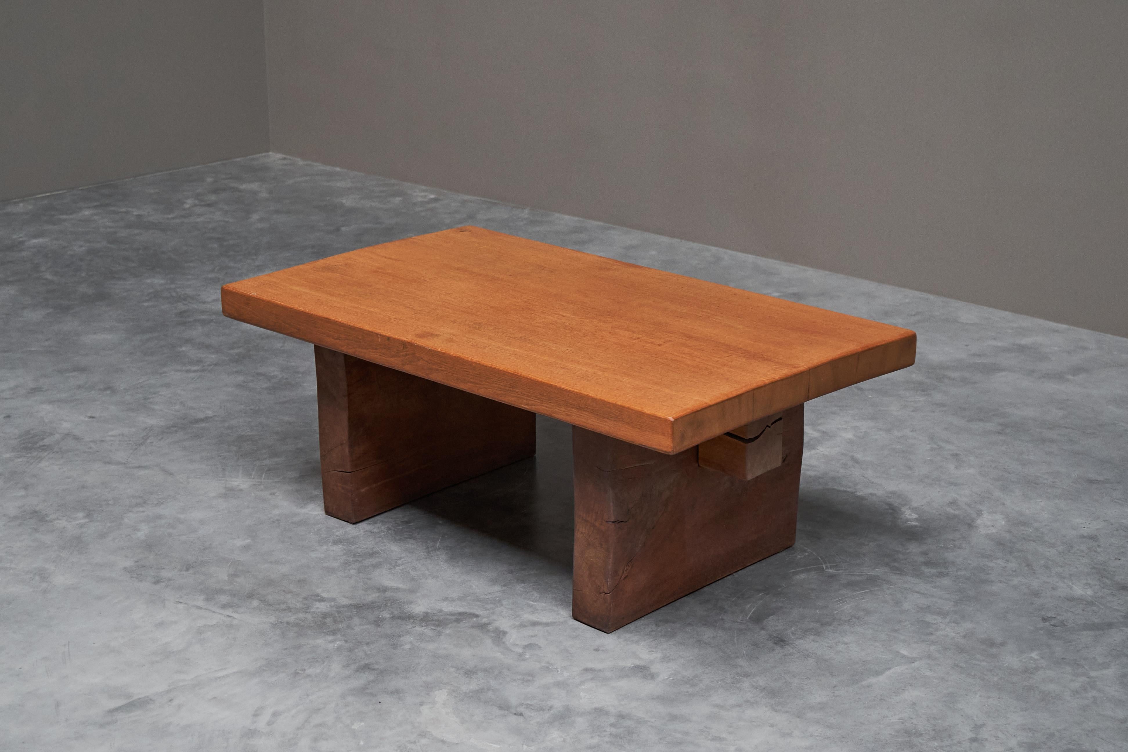 Robusta Mesa de Centro Wabi Sabi de Madera Maciza Años 60 Moderno de mediados de siglo en venta