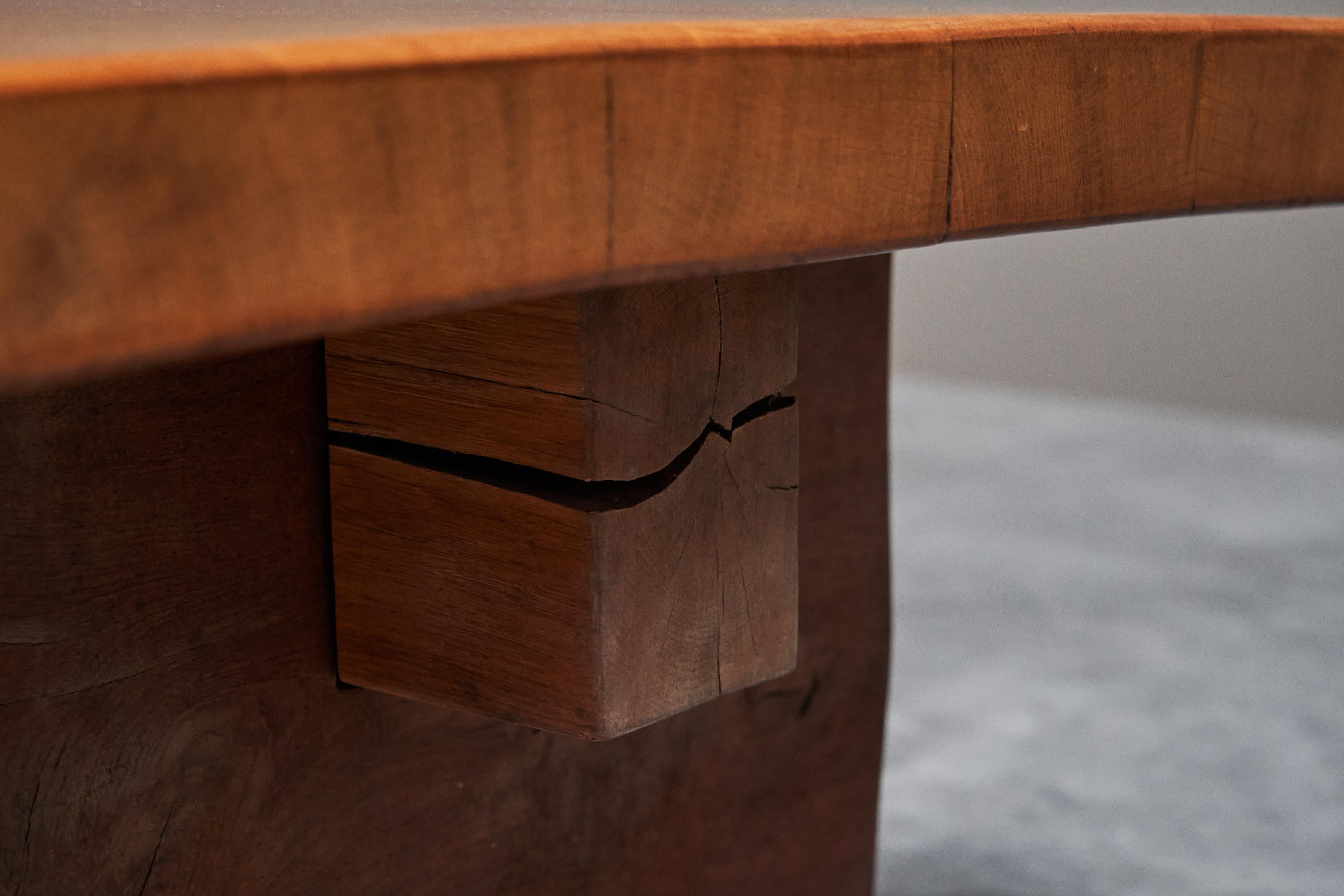 Robusta Mesa de Centro Wabi Sabi de Madera Maciza Años 60 Europeo en venta