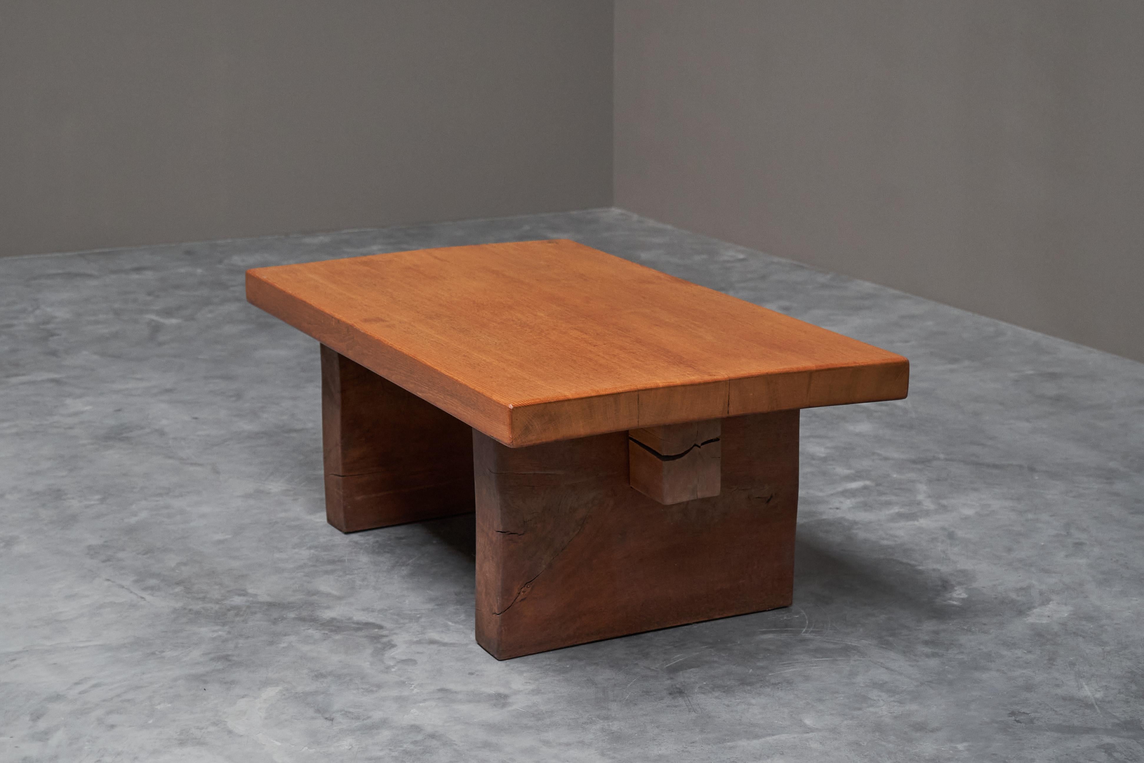 Robusta Mesa de Centro Wabi Sabi de Madera Maciza Años 60 Hecho a mano en venta