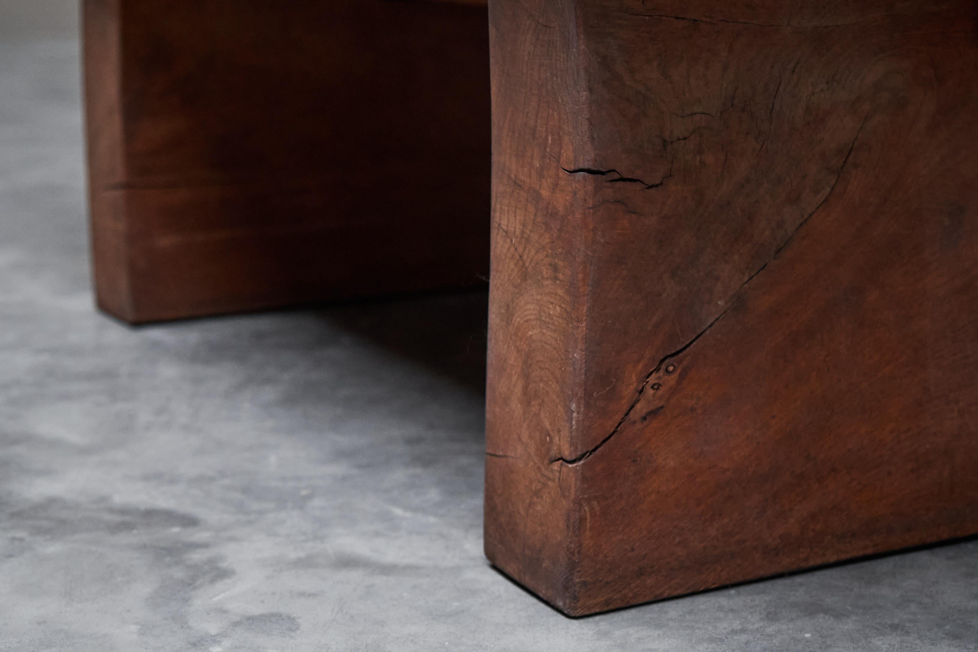 Robusta Mesa de Centro Wabi Sabi de Madera Maciza Años 60 en venta 2