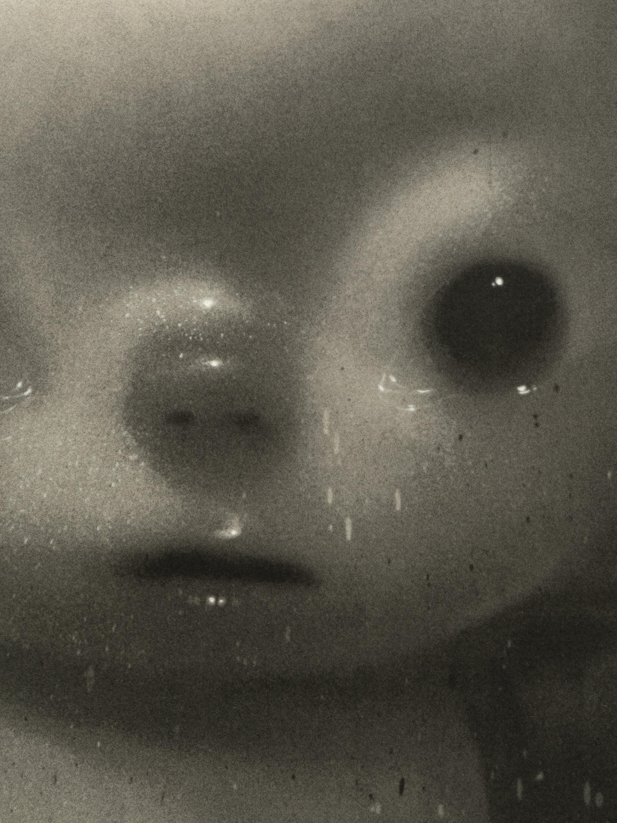 ROBY DWI ANTONO  OKTA Edición limitada firmada y numerada Contemporánea Moderna - Figurative Print Gris de Roby Dwi Antono