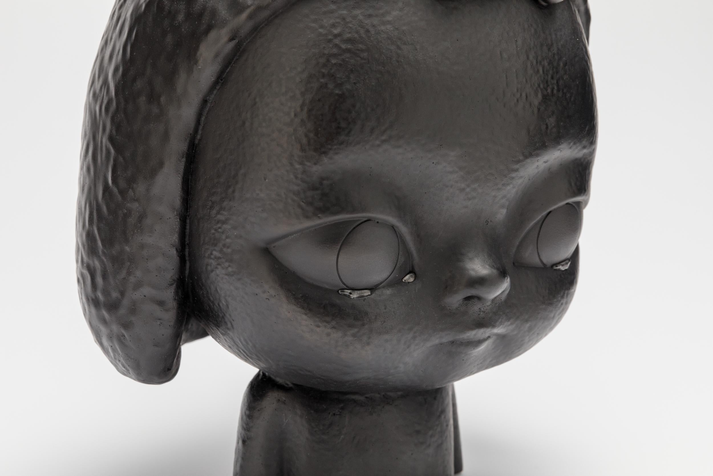 ROBY DWI ANTONO - SCULPTURE KIRA (BLACK). Édition limitée Contemporary Modernity - Gris Figurative Sculpture par Roby Dwi Antono