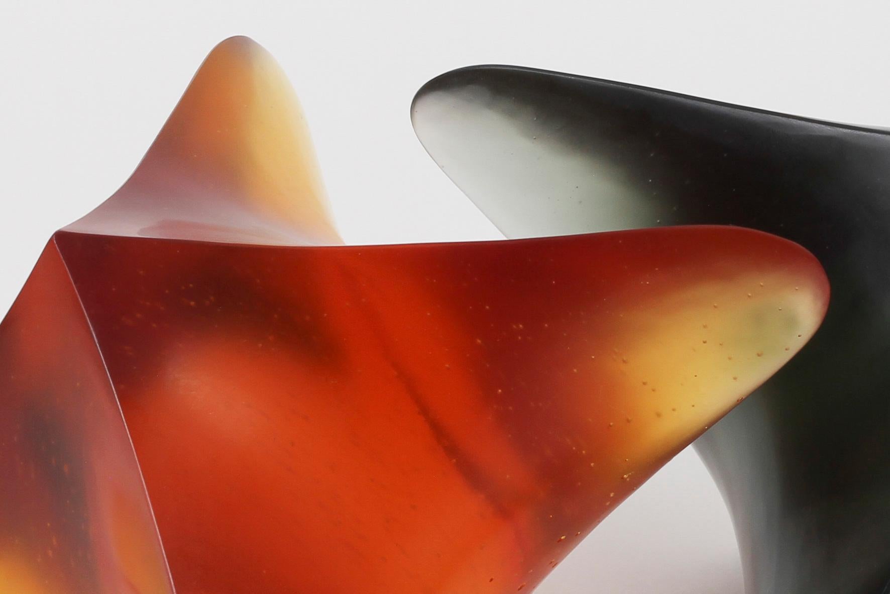 Whorl 1, zeitgenössische Skulptur aus Gussglas in Bernstein, von Robyn Campbell im Angebot 6