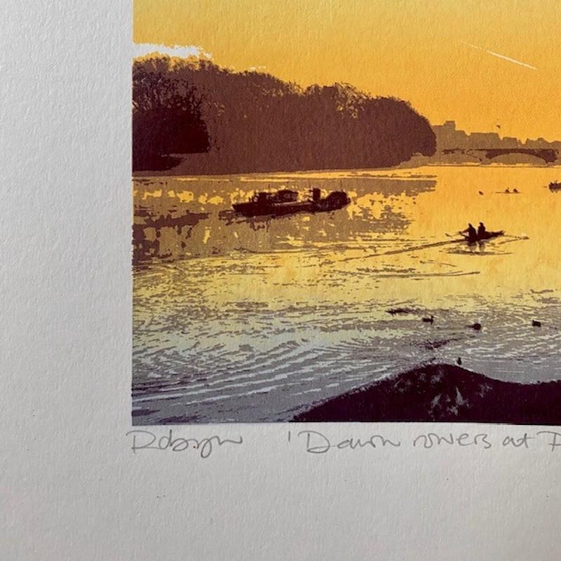 Dawn rowers at Putney (Groß), Landschaft, Meereslandschaft, Sonnenuntergang Kunst, London  – Print von Robyn Forbes