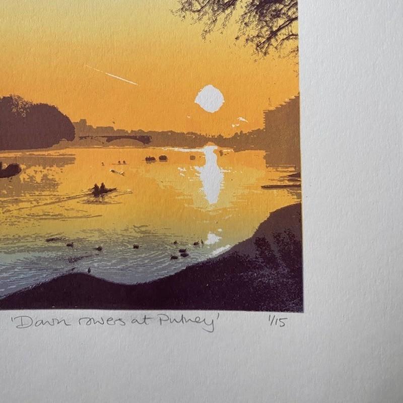 Dawn rowers at Putney (Groß), Landschaft, Meereslandschaft, Sonnenuntergang Kunst, London  (Braun), Landscape Print, von Robyn Forbes