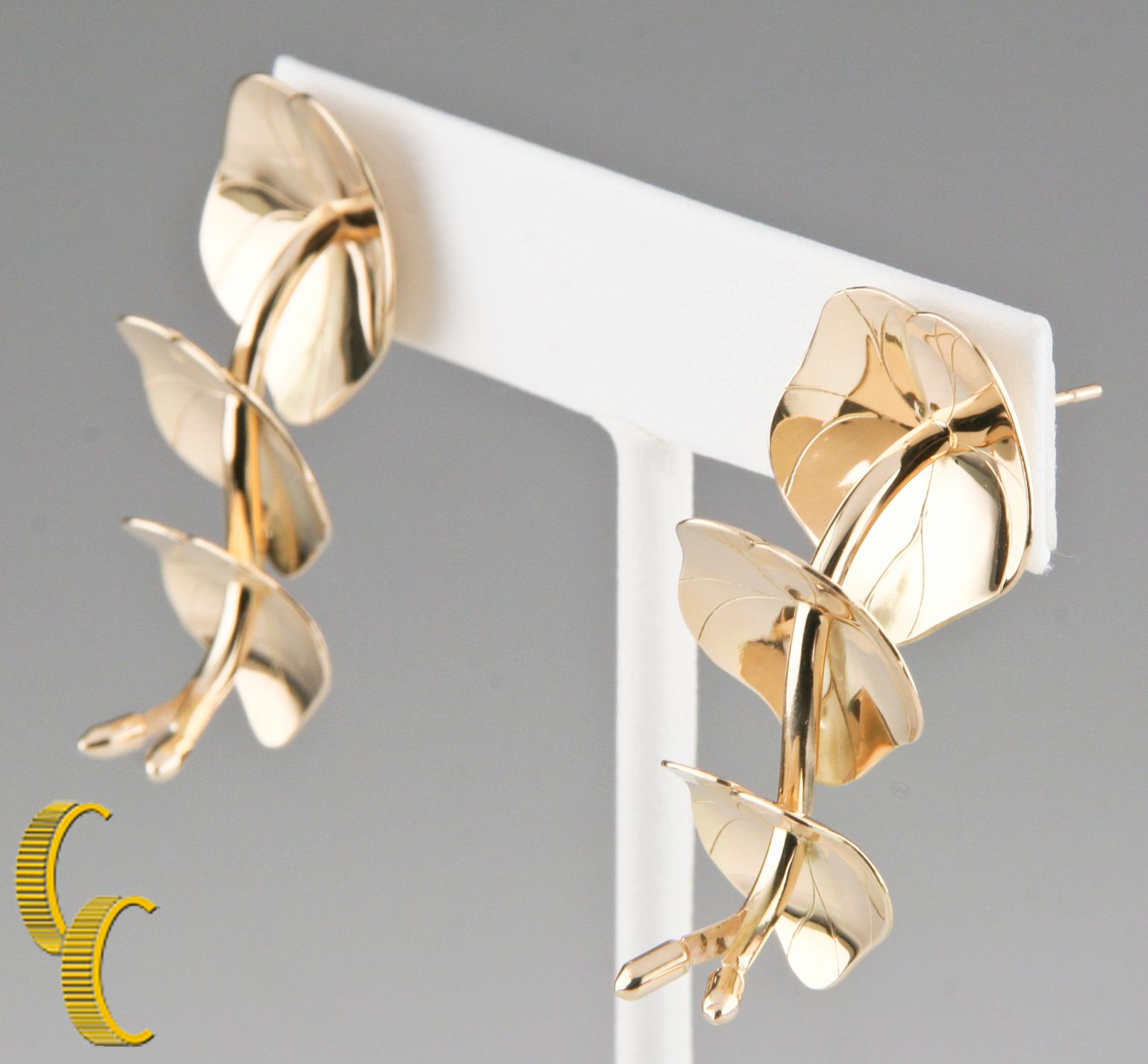 Gorgeous 14k yellow gold retro Lily pad earrings.
Designed by Robyn Nichols, renowned artisan & silversmith.
Made in 1984.
Weight: 11.2 grams.
Drop: 35 mm.