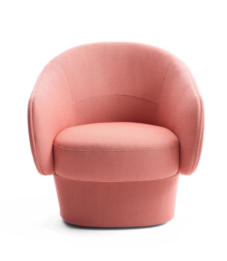 ‘Come into my arms,’ this chair seems to say, with its gently curved side rests reaching out invitingly to the observer. And you feel a sense of security as you settle down into it. This is due, on the one hand, to the generous seat surface with its