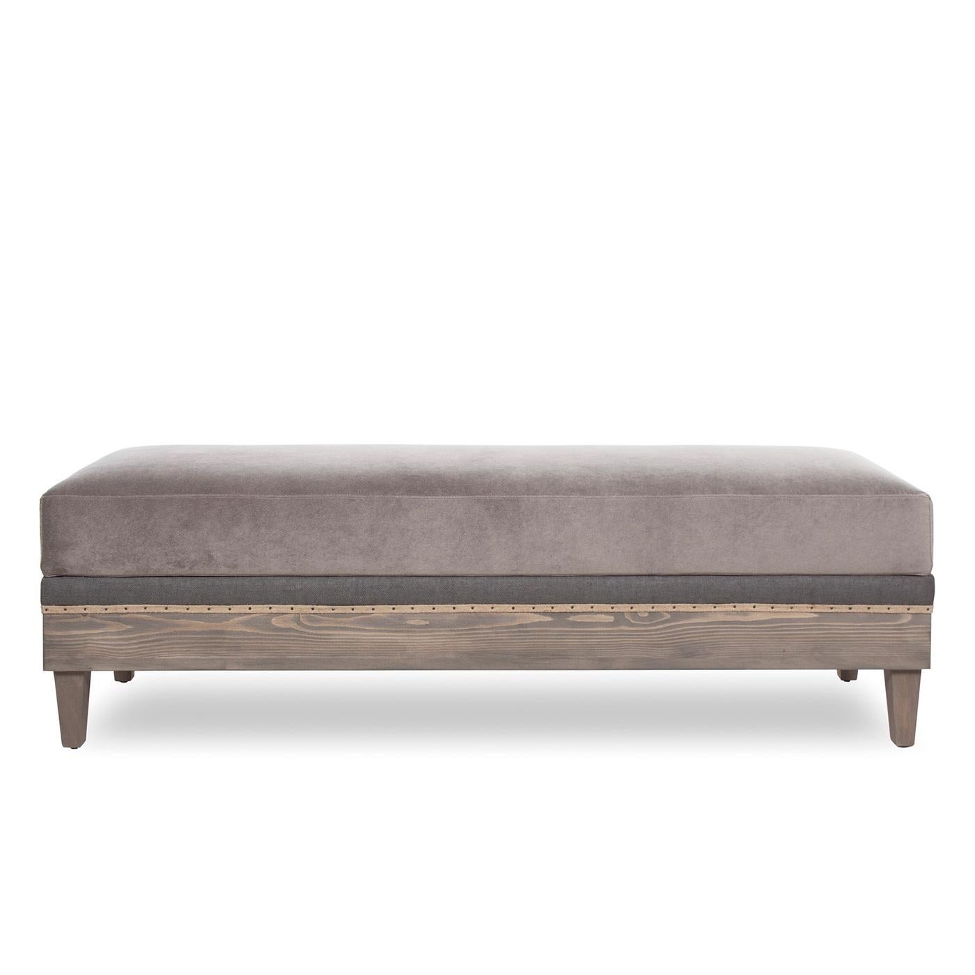 Bench Roca with structure in solid beech wood, upholstered and
covered with high quality velvet fabric in grey color. Bench with 
burlap and nailed burlap trim with black steel nails.
Also available with other velvet colors, on request.
Also