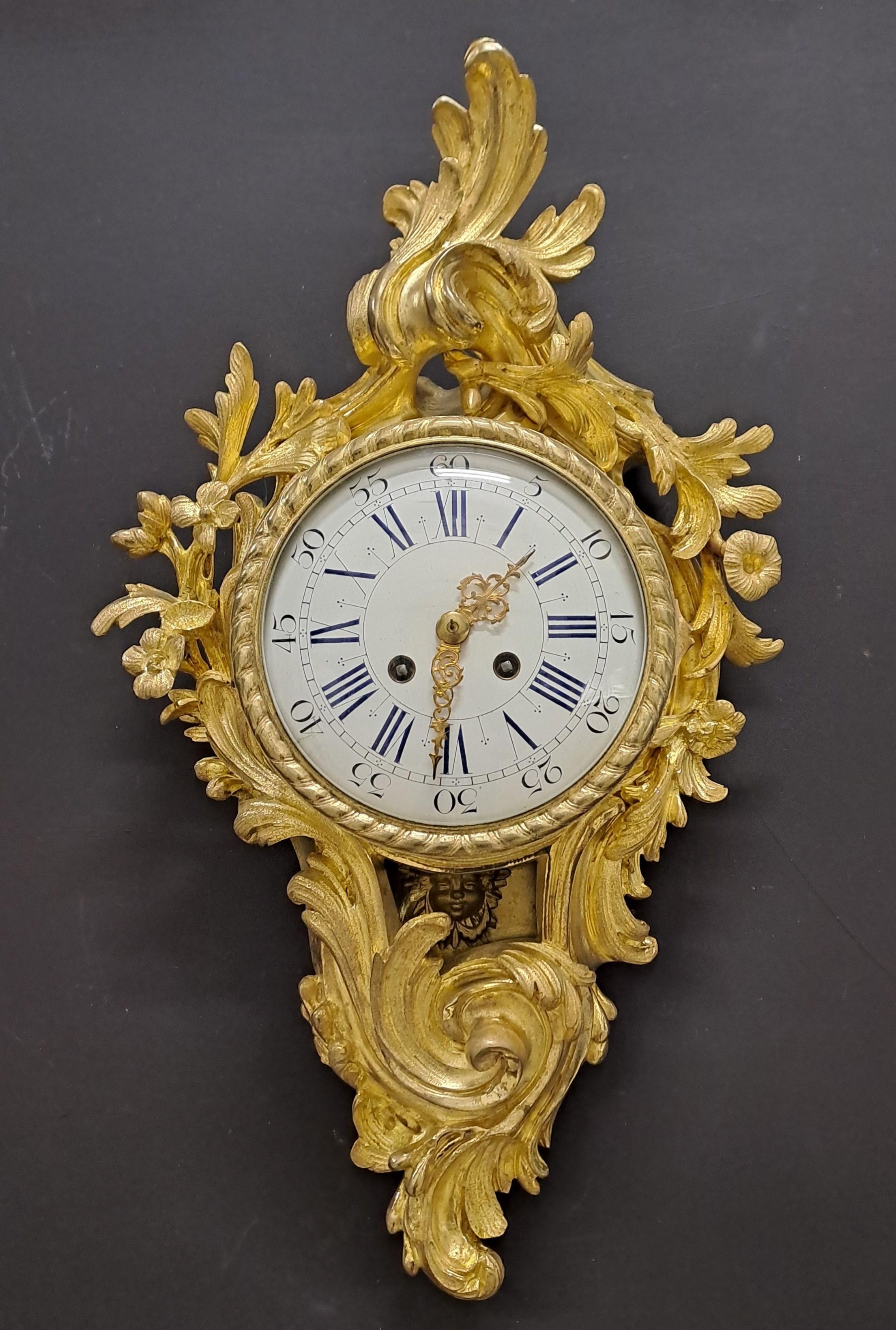 Louis XV style cartel in chiseled and gilded bronze with rococo-inspired decoration composed of scrolls, foliage and flowers.
Large white enameled dial.
Movement from Japy Frères et Cie in Paris

Work of quality from the Napoleon III period

Very