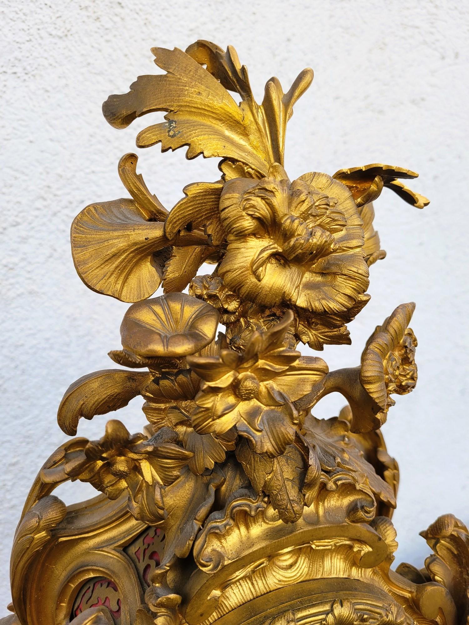 Beautiful gilded bronze clock with lively decoration in the rococo style: flowers and foliage, putti

Clock which is composed to be seen from all sides; dial with numbers in porcelain cartouches

The movement bears the mention 