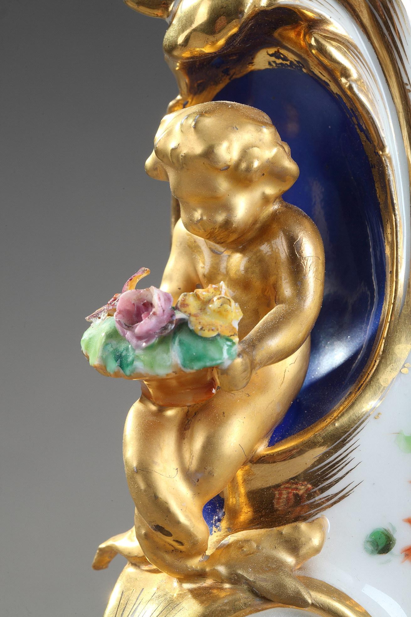 Horloge Rocaille en porcelaine dans le goût de Jacob Petit 19ème siècle en vente 2