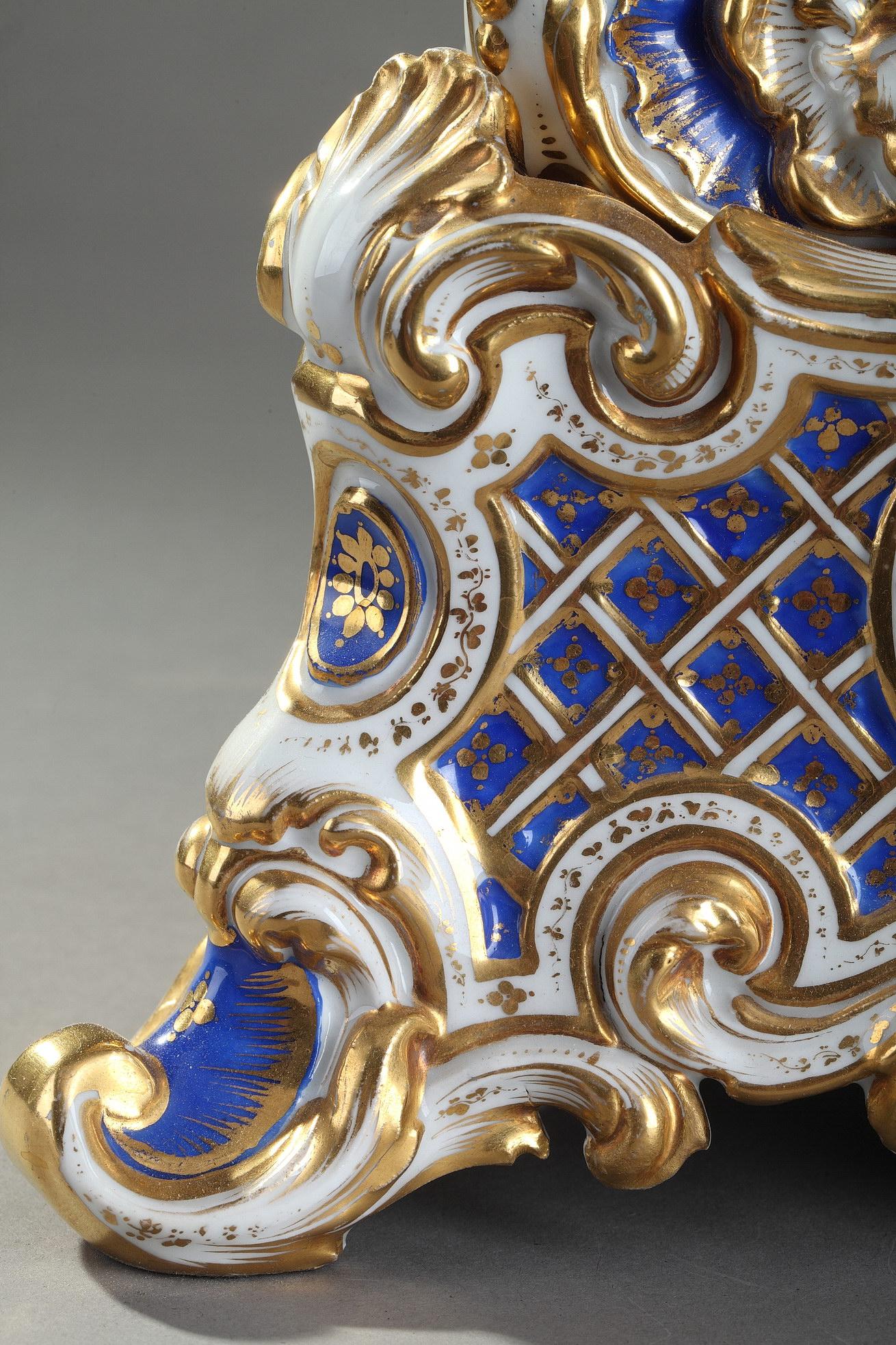 Horloge Rocaille en porcelaine dans le goût de Jacob Petit 19ème siècle en vente 3