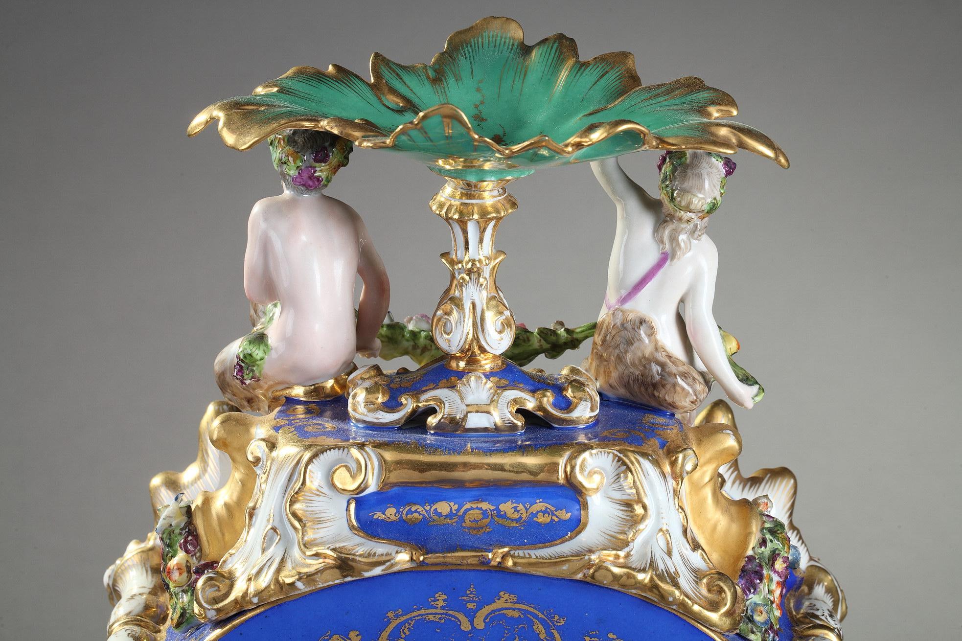 Horloge Rocaille en porcelaine dans le goût de Jacob Petit 19ème siècle en vente 7