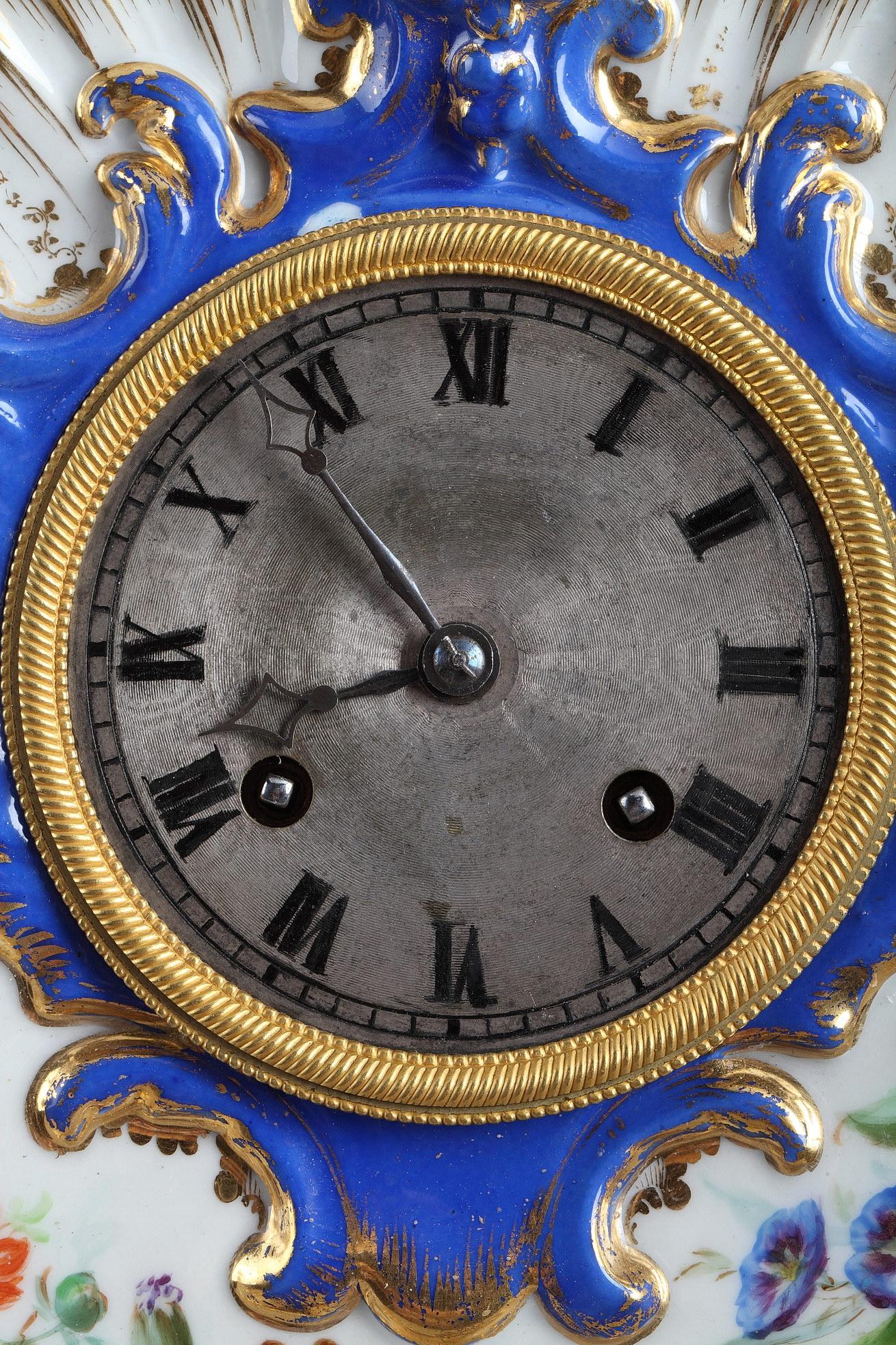 Européen Horloge Rocaille en porcelaine dans le goût de Jacob Petit 19ème siècle en vente