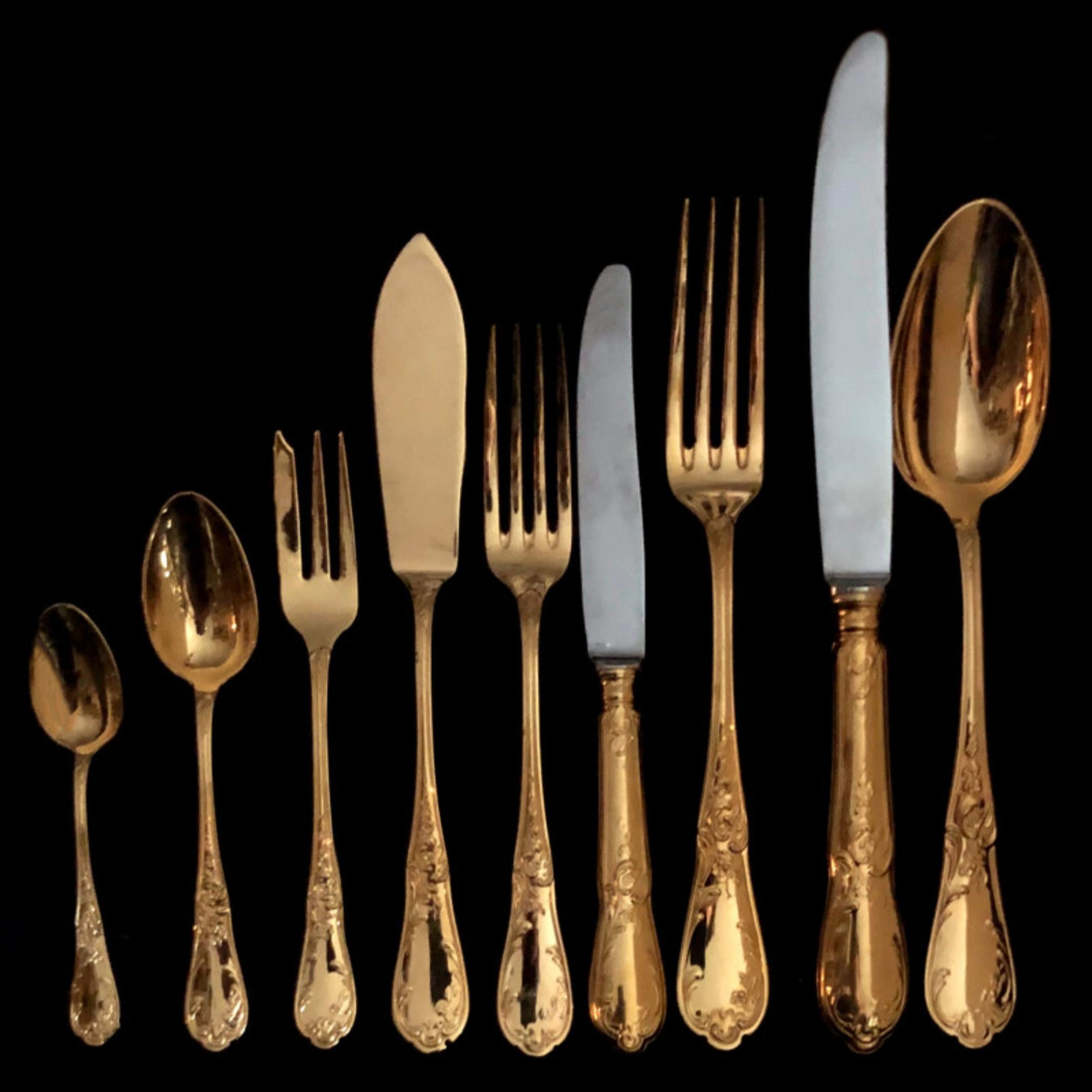 Typical French style the Rocaille matches so well with all fine porcelain, setting a romantic table with gold color fatware is making any party enjoyable, joyful.
This set is all gilded with real gold with high-quality blade solid stainless steel.
