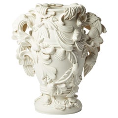  Rocaille I,  un vase en porcelaine avec des coquillages et des détails architecturaux de Jo Taylor