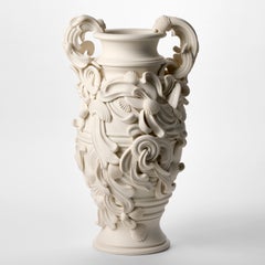 Rocaille Nouveau II, architektonisch inspirierte Vase aus gerilltem Porzellan von Jo Taylor