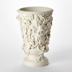 Rocaille V, un grand vase d'inspiration architecturale en porcelaine blanche de Jo Taylor