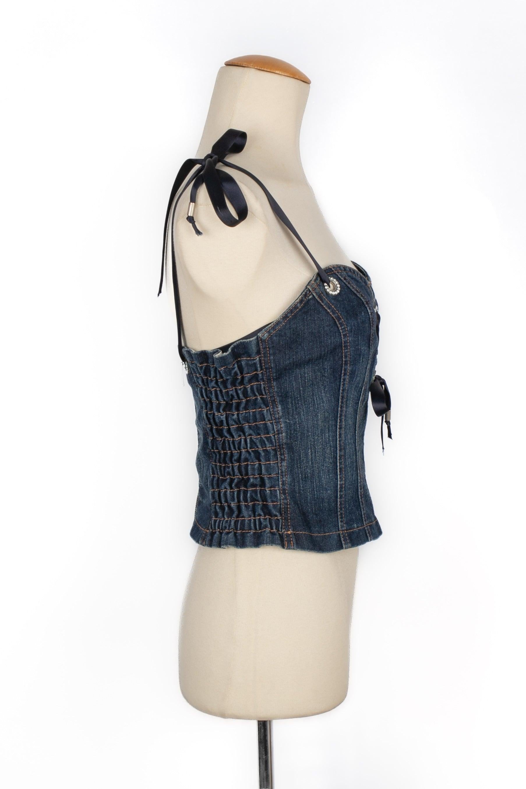 Rocco Barocco - (Made in Italy) Bustier-Top aus blauem Denim, verziert mit strassbesetzten Ösen. Größe 38FR.

Zusätzliche Informationen:
Zustand: Sehr guter Zustand
Abmessungen: Brustumfang: 39 cm - Länge: 32 cm

Sellers Referenz: FH236