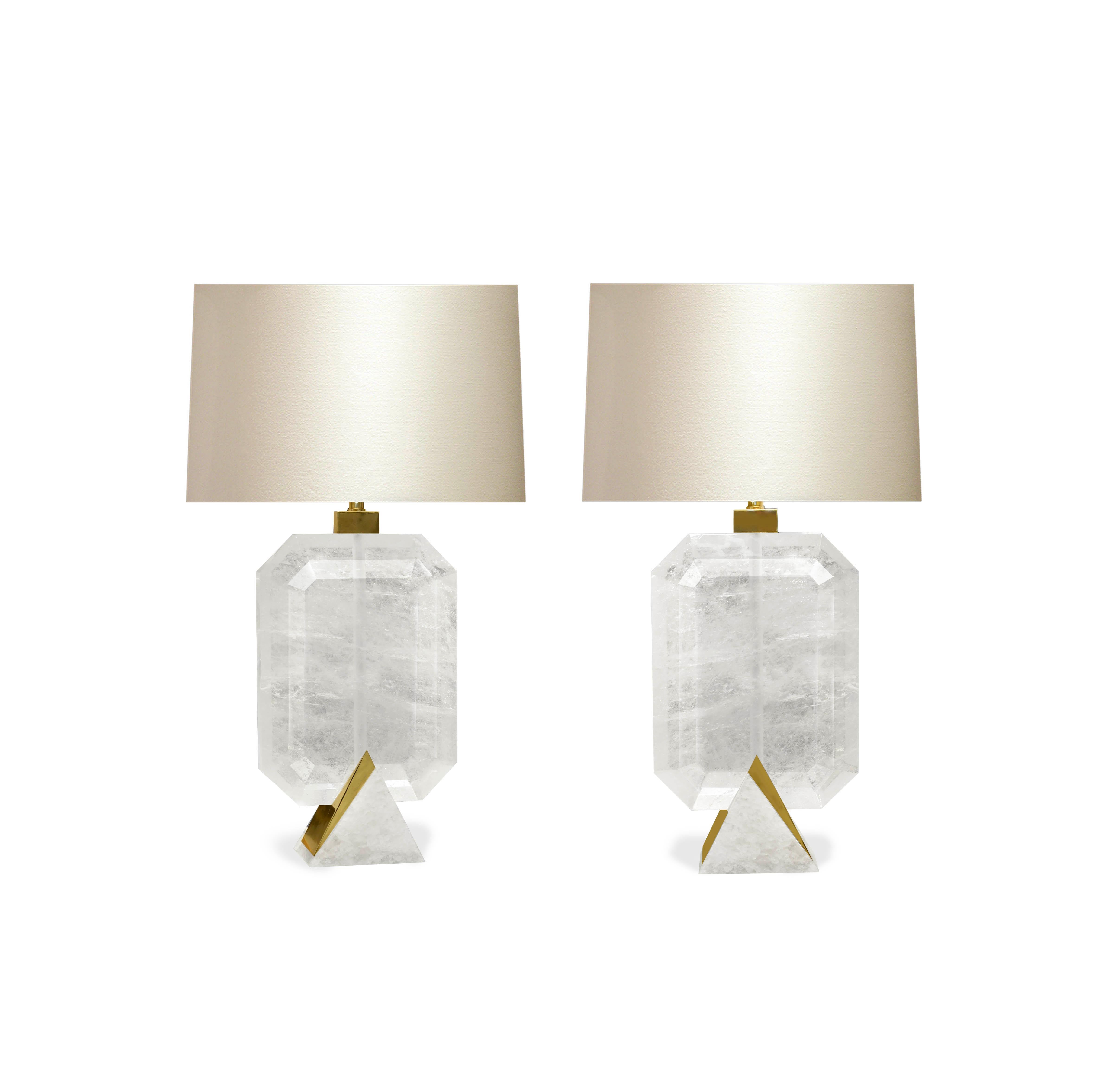 A pair of fine carved diamond form rock crystal lamps with polished brass bases. Created by Phoenix Gallery.
Each lamp installs 2 sockets.
To the top of rock crystal height: 13.5 inch.
(Lampshade not included).