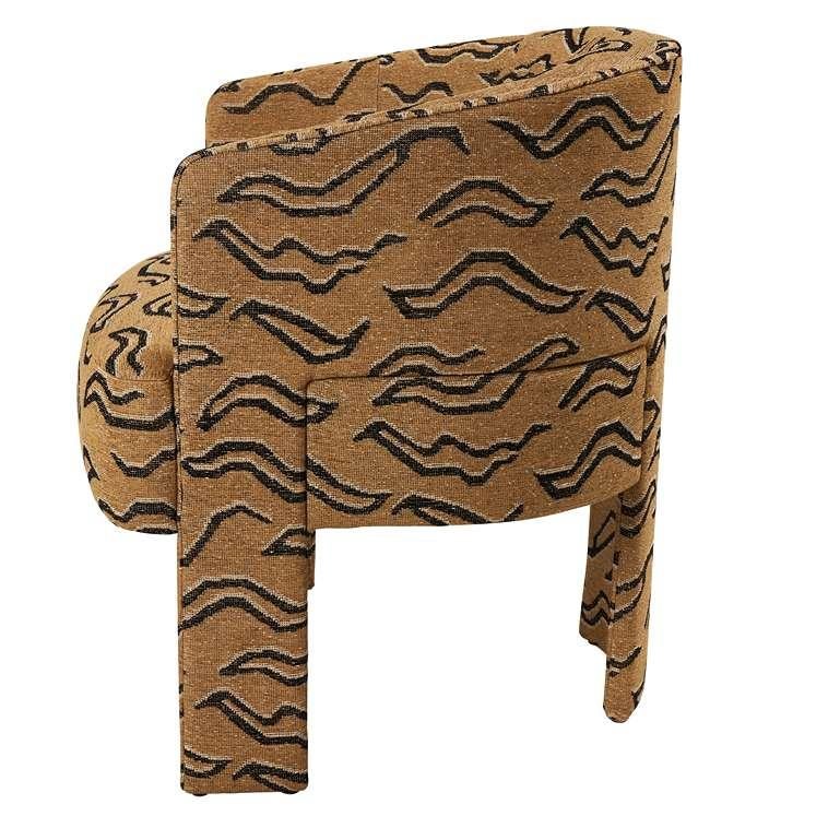 La chaise de salle à manger Rocco a un cadre attrayant qui crée une ambiance clubby. Conçue à Brooklyn par Syrette Lew de Moving Mountains et fabriquée à la main en Italie, la silhouette arrondie de cette chaise et ses lignes sculpturales distinctes