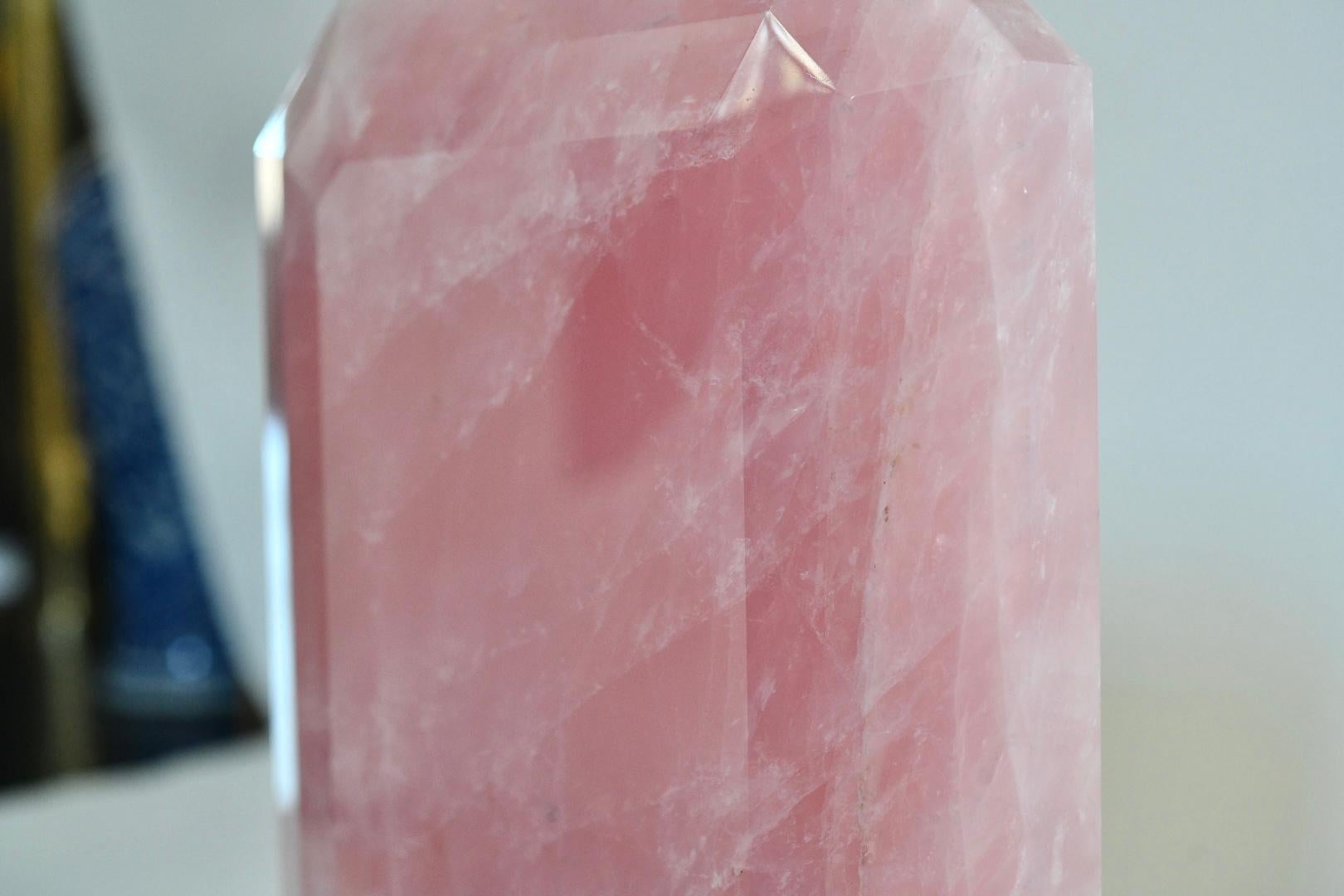 Paire de lampes en cristal de roche de quartz rose finement taillées en forme de diamant et décorées en laiton poli. Créé par Phoenix Gallery, NYC. Chaque lampe est équipée de 2 douilles. Hauteur du cristal de roche : 13,5 pouces. (Abat-jour non