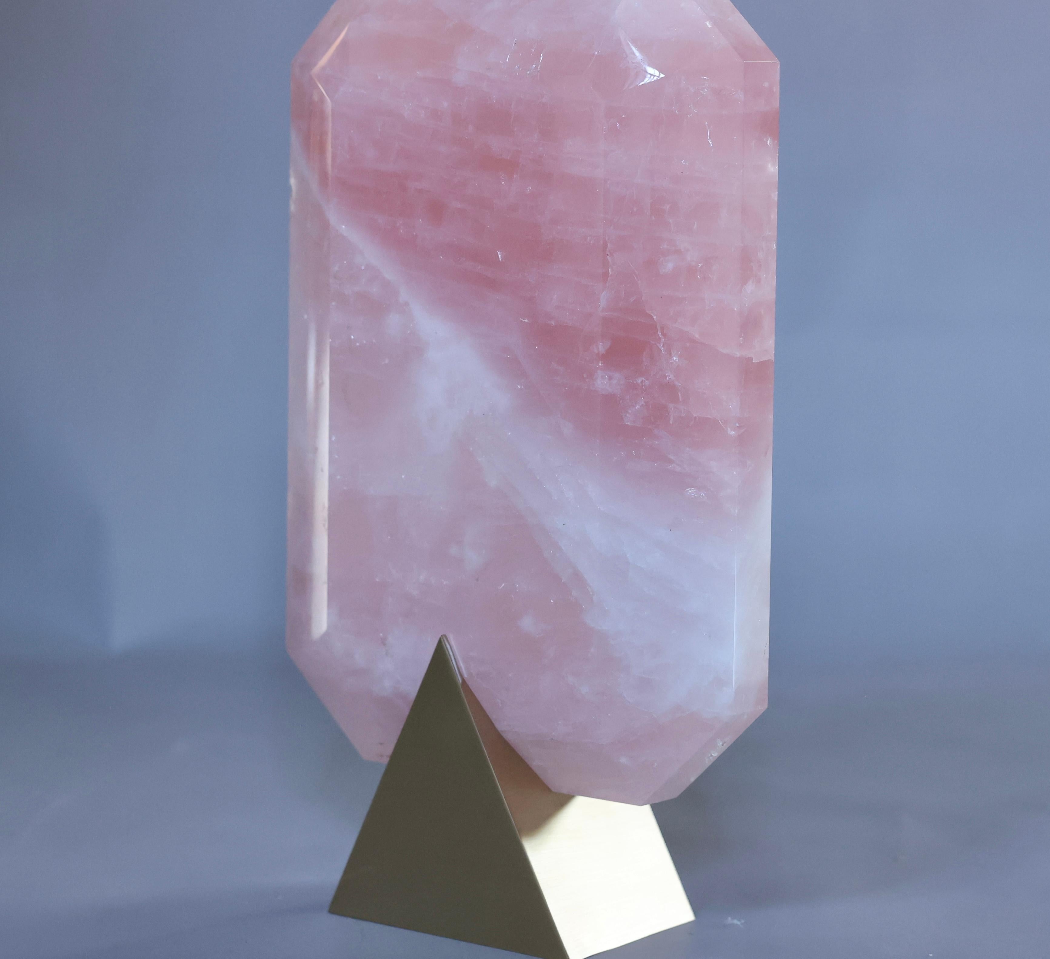 Coppia di lampade in cristallo di rocca al quarzo rosa finemente intagliato a forma di diamante con decorazione in ottone satinato. Creato dalla Phoenix Gallery, NYC. Ogni lampada monta 2 prese. Altezza del cristallo di rocca: 17 pollici. (Il