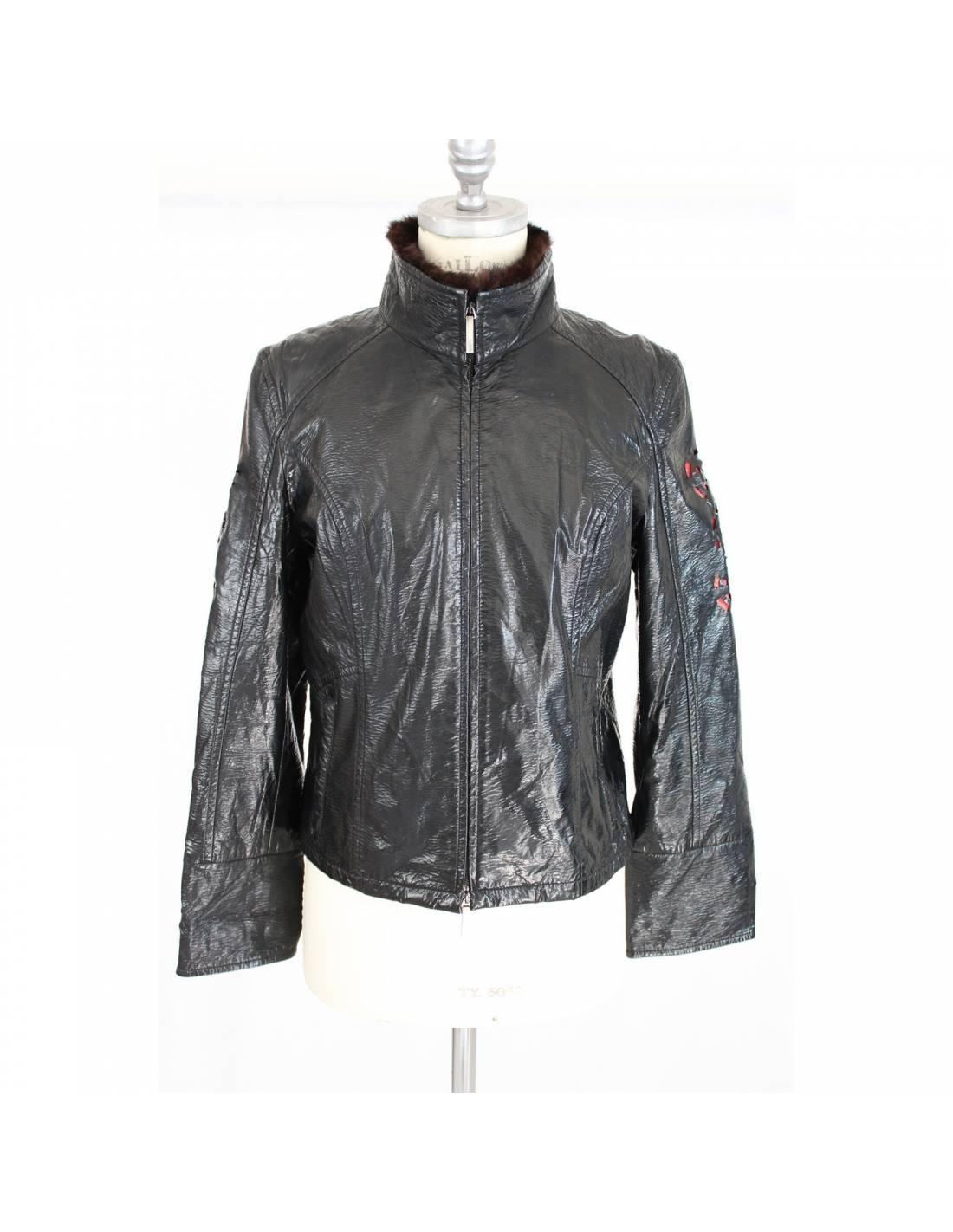 Roccobarocco vintage jacket 1980s, black color, faux leather.

Slim fit jacket with iridescent fabric, floral inlays on the shoulders that reveal the red fabric underneath, the collar is in faux fur, zip closure. Excellent vintage condition.

Size: